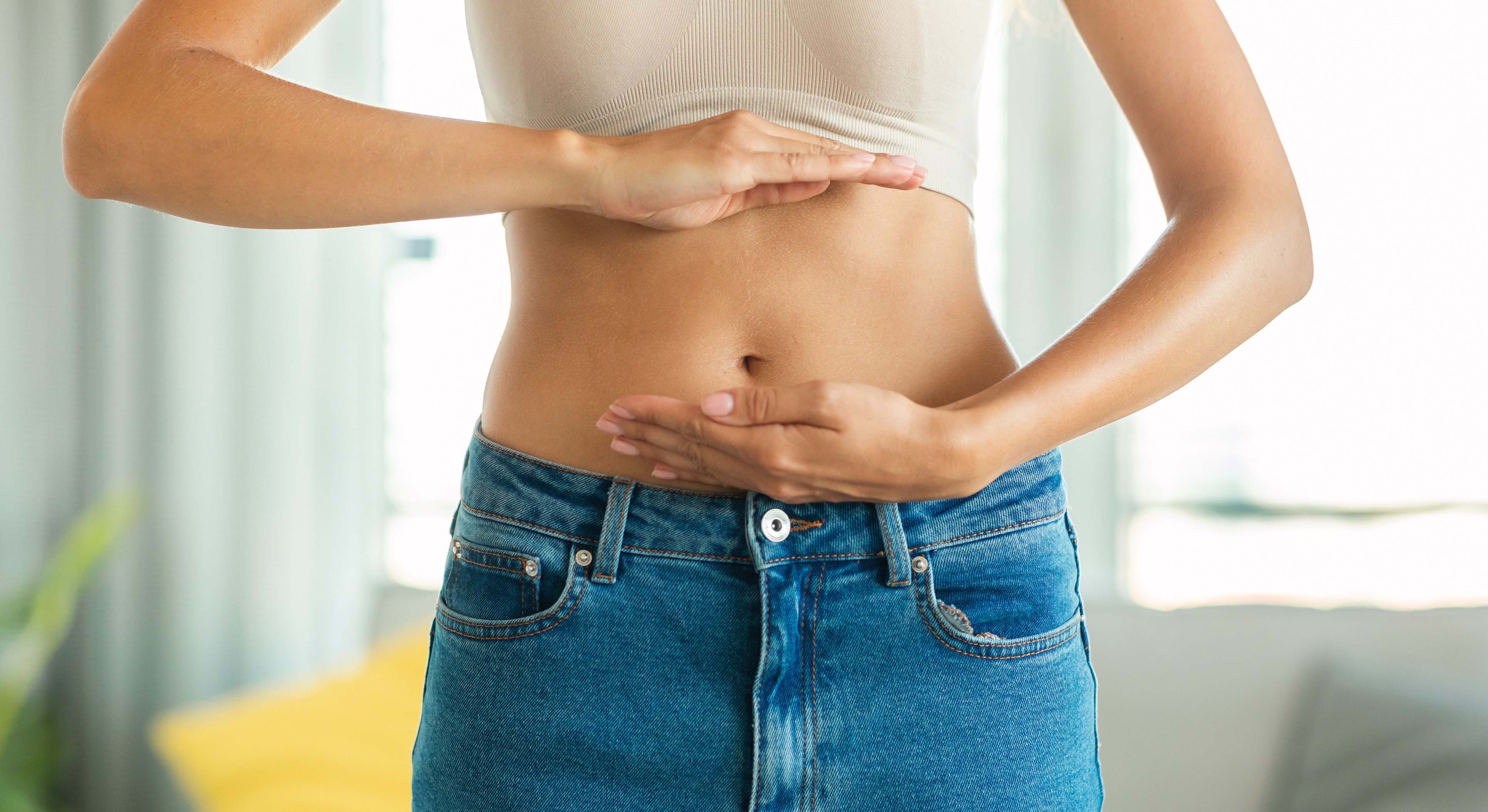 Una mujer se señala la barriga. / Foto: iStock