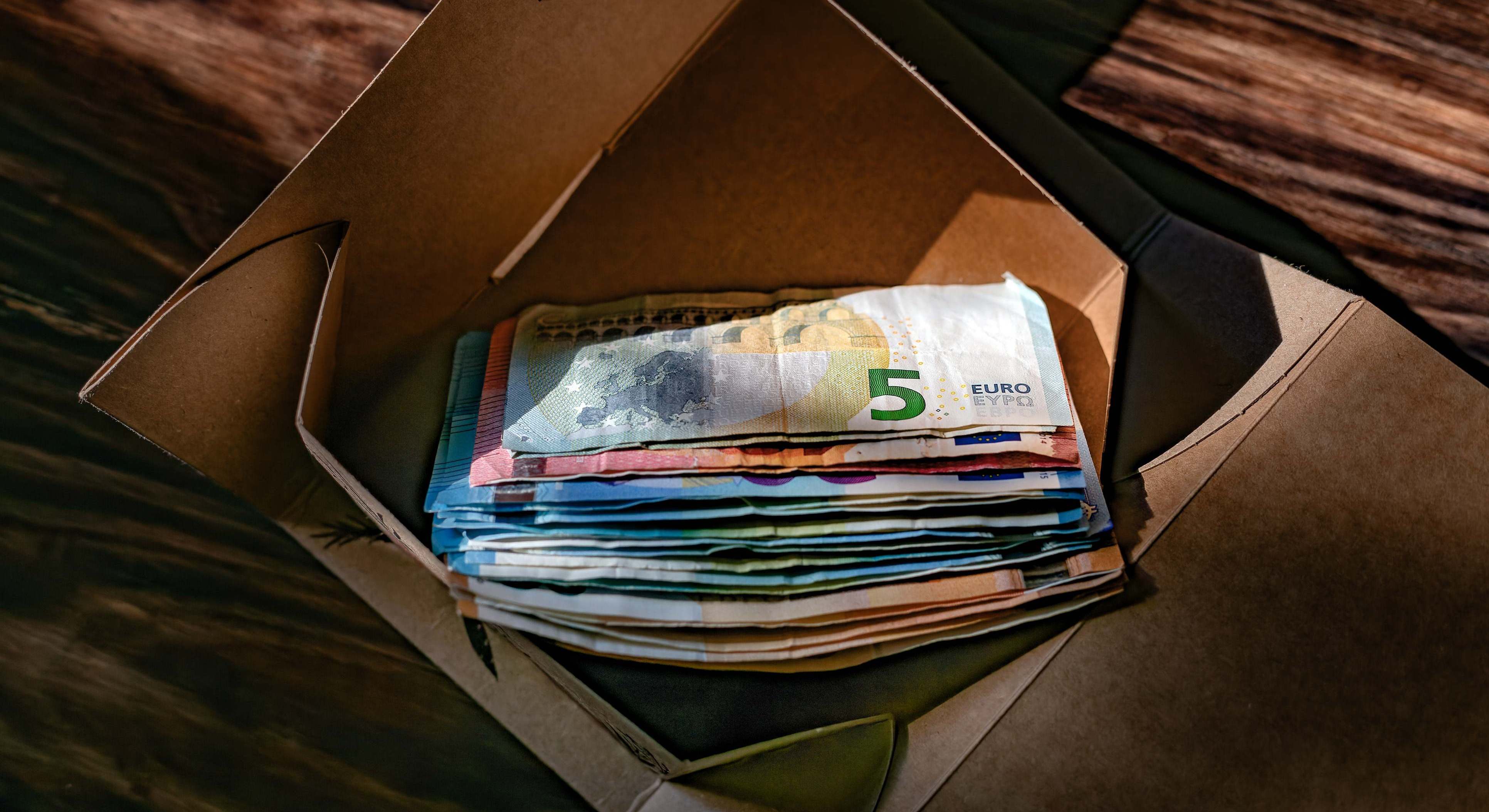 Billetes de euro en una caja