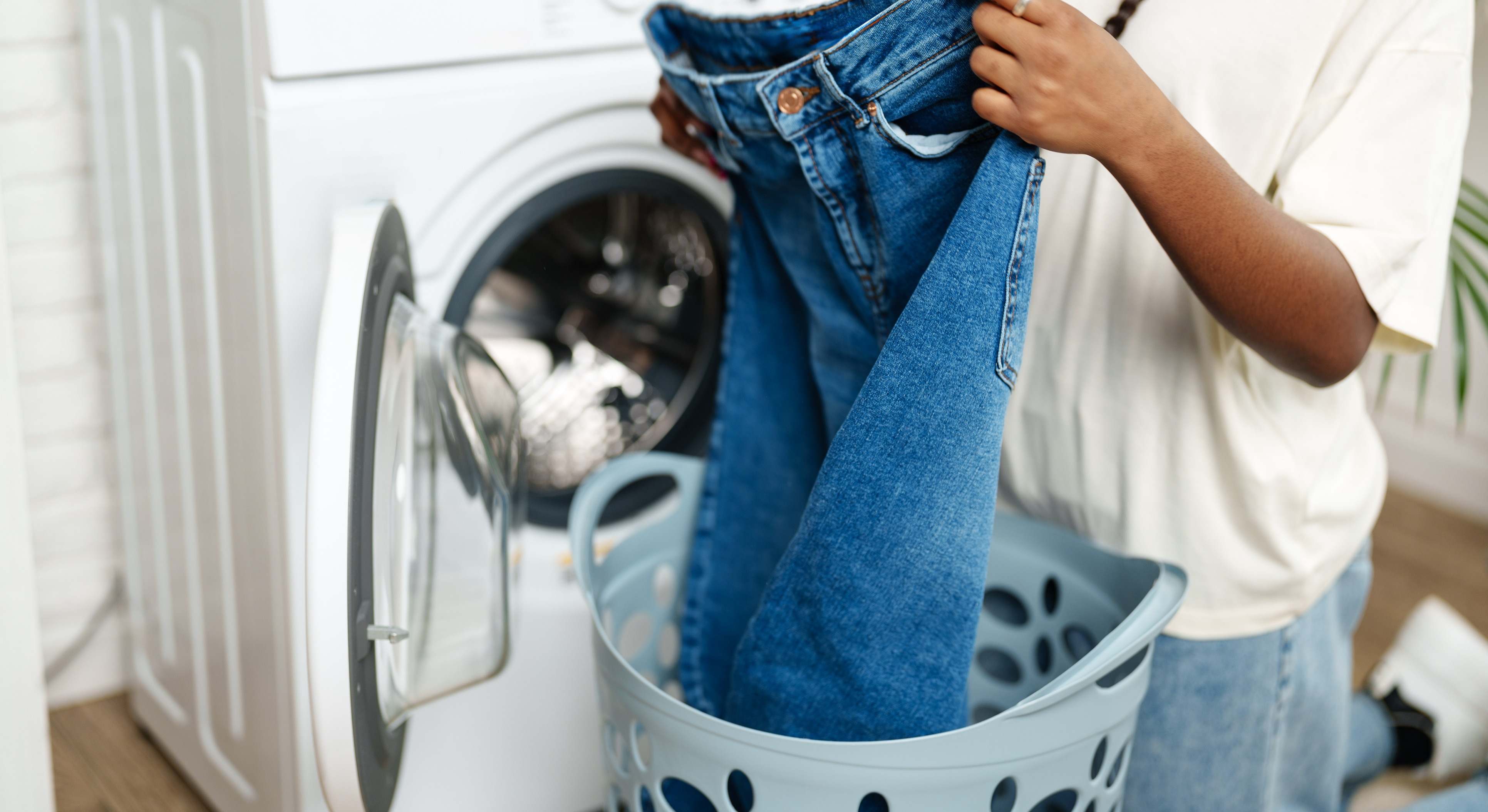 Una persona mete la ropa en la lavadora. / Foto: iStock