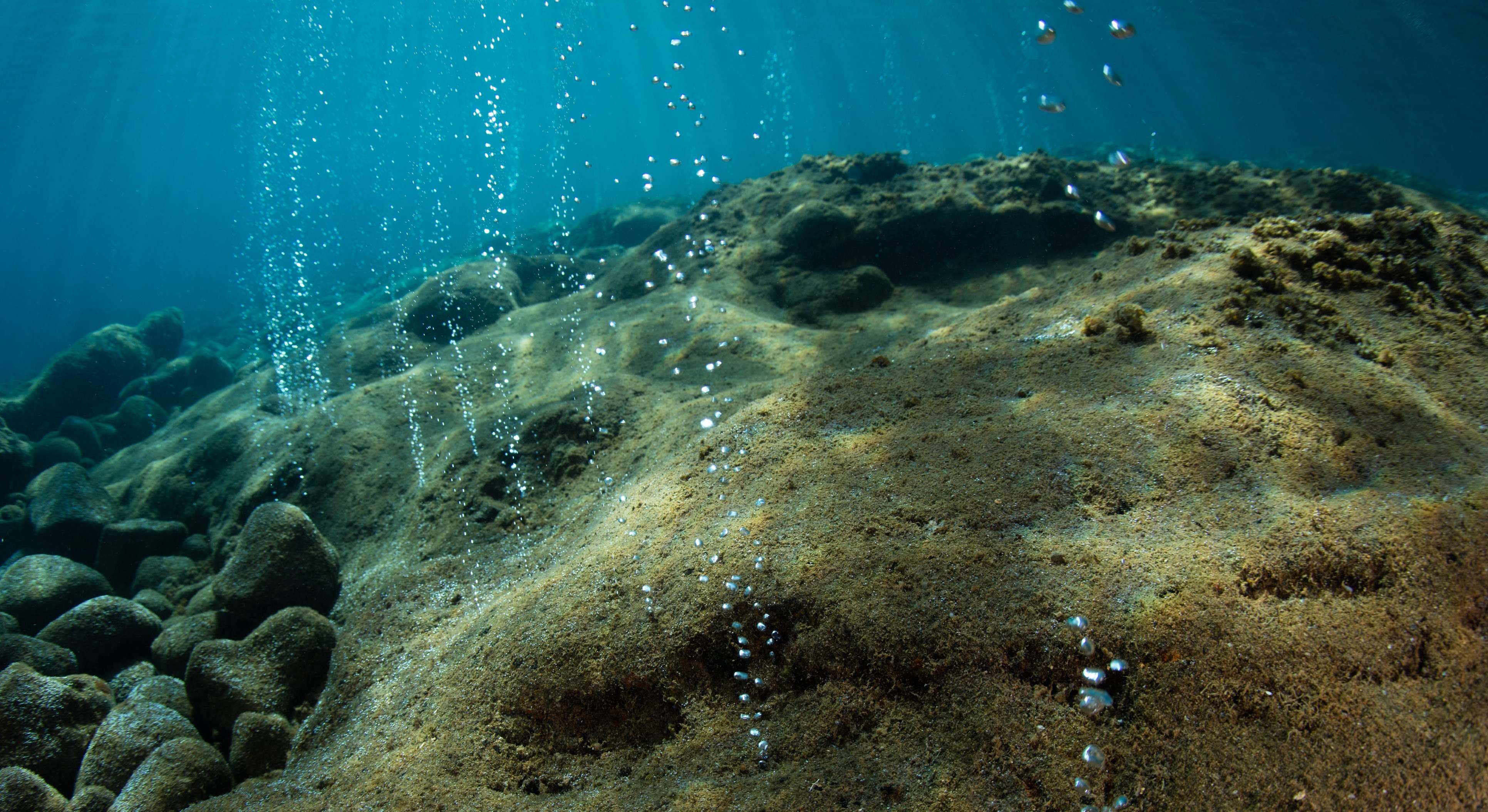Gas volcánico burbujeando bajo el agua. / Foto: iStock