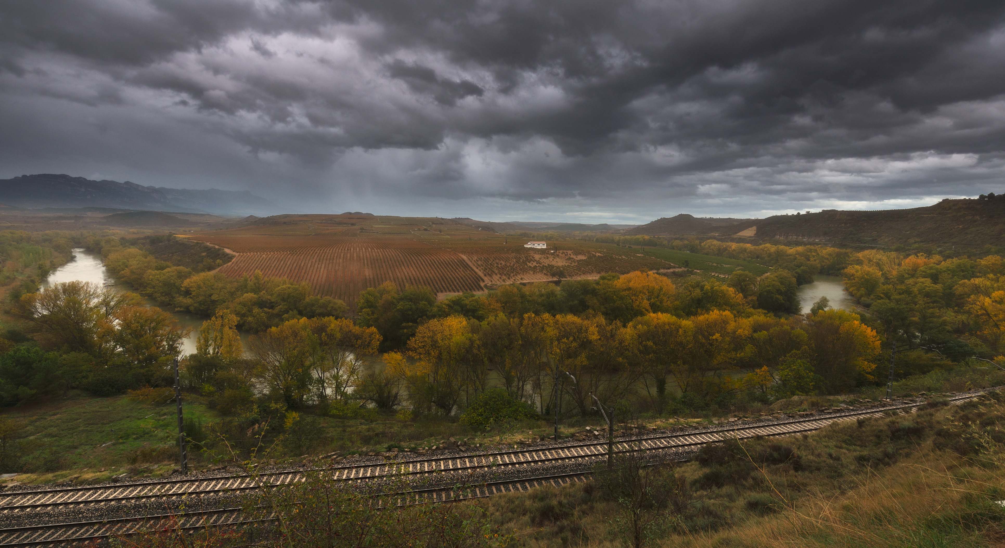 Nubes y chubascos sobre un tramo del río Ebro en España. / Foto: iStock