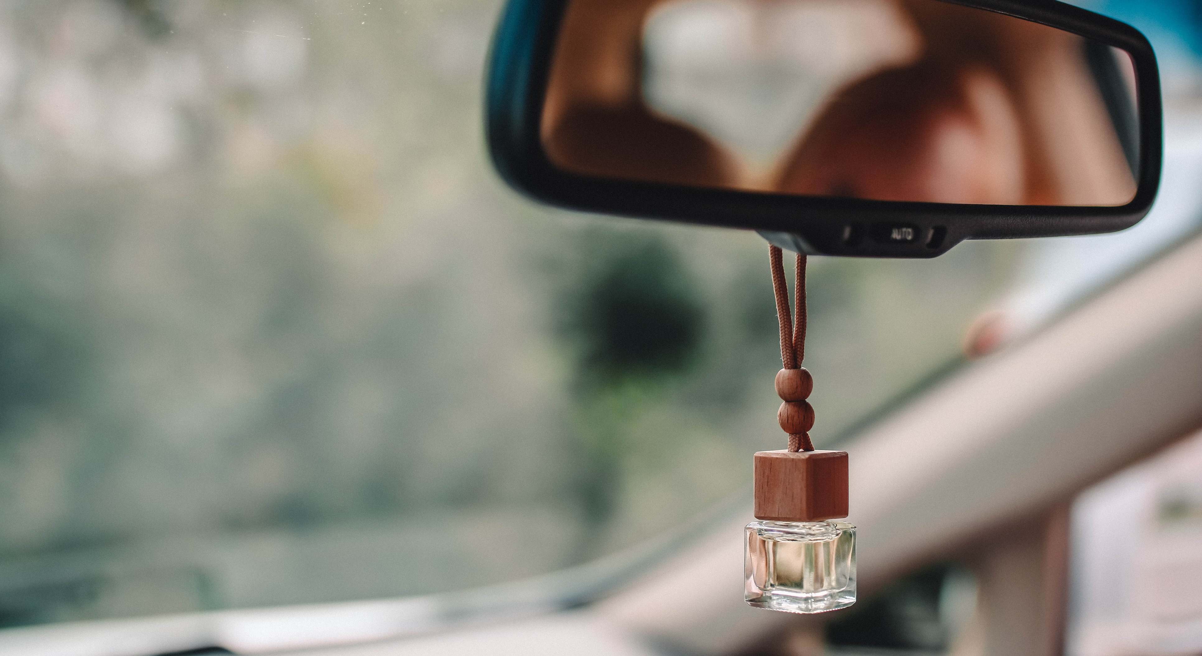 Un ambientador cuelga del espejo retrovisor del coche. / Foto: iStock