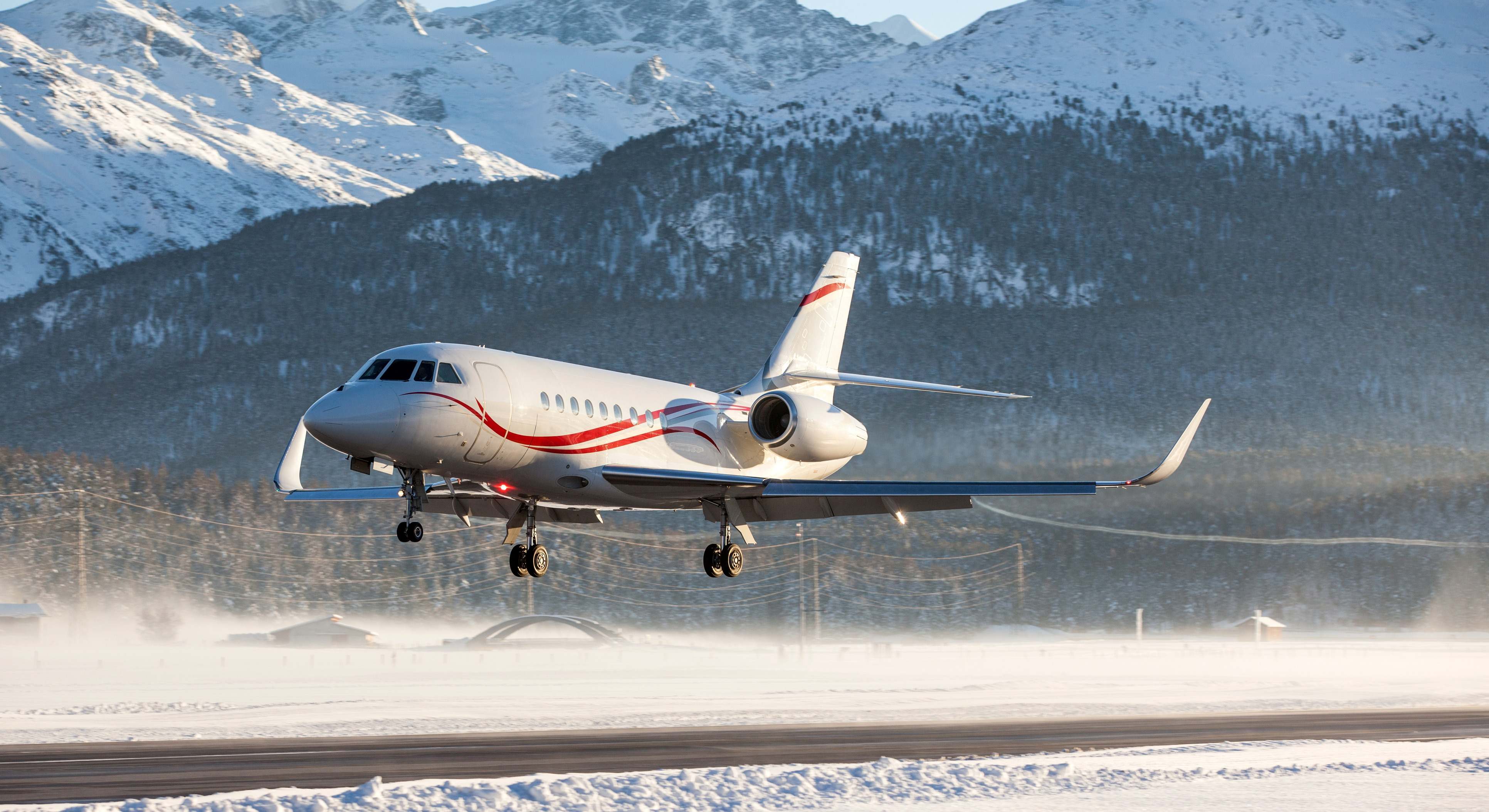 Avión aterrizando en la nieve