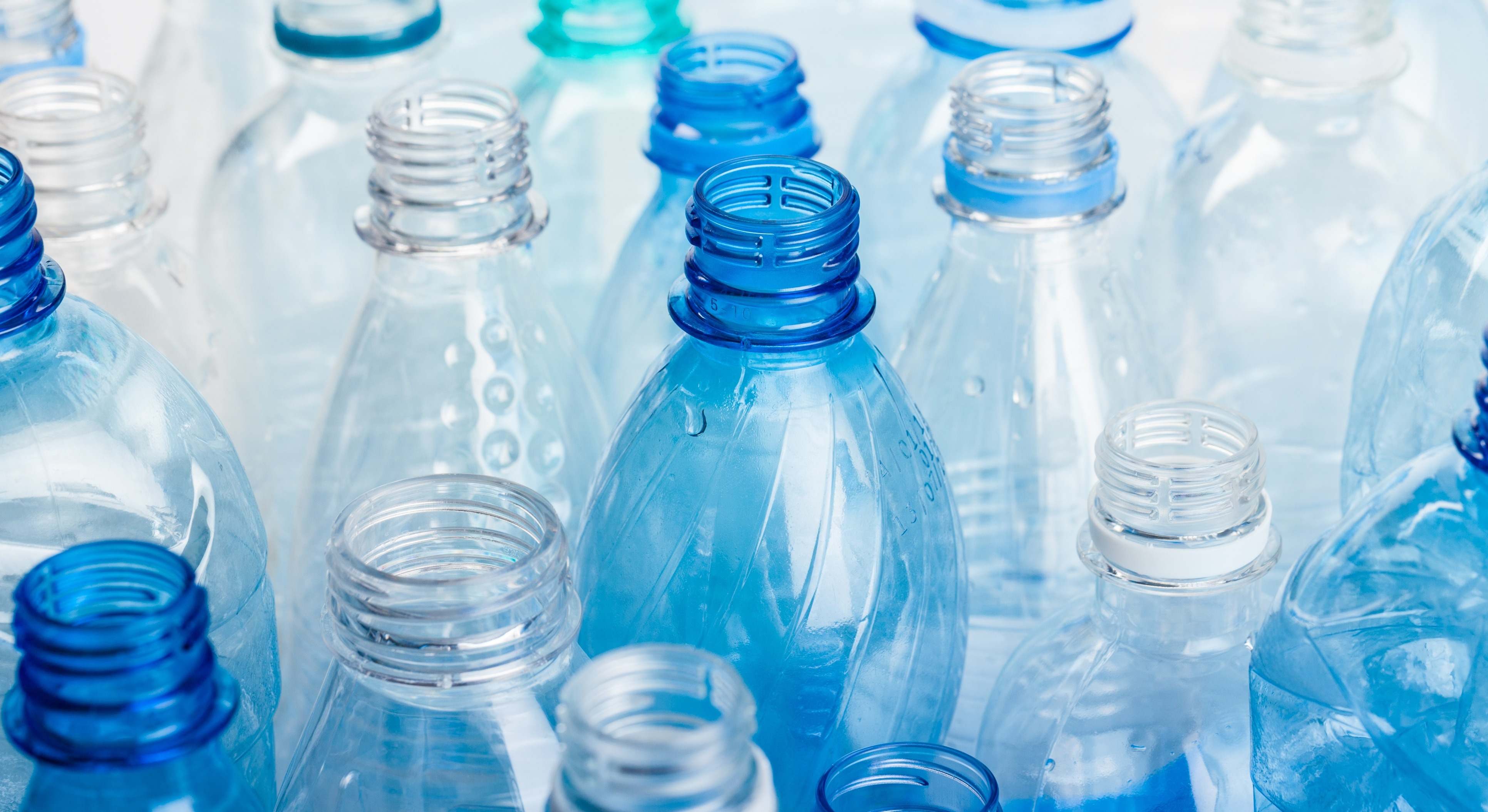 Imagen de varias botellas de plástico. / Foto: iStock