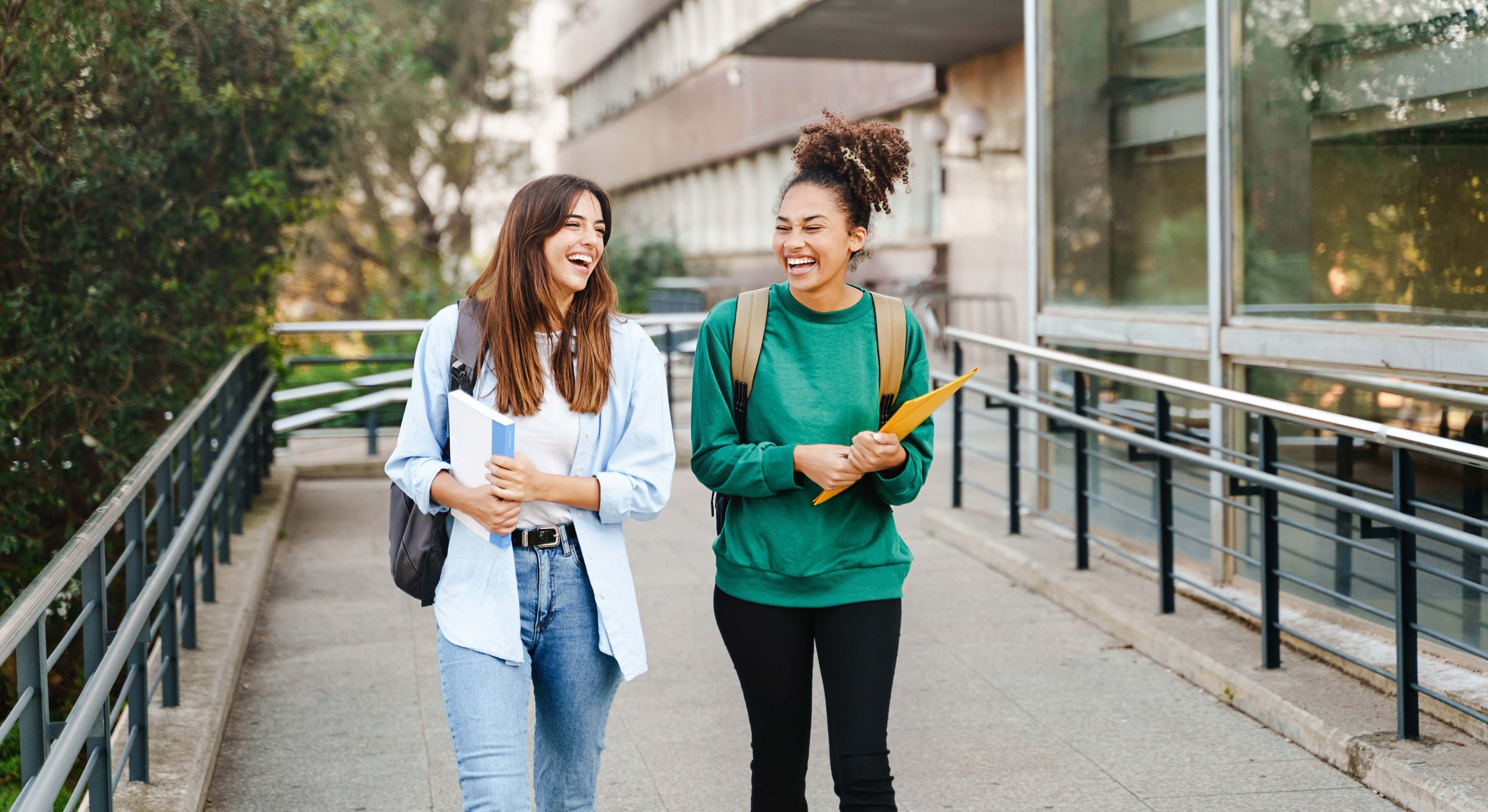 Chicas paseando por el campus de la universidad