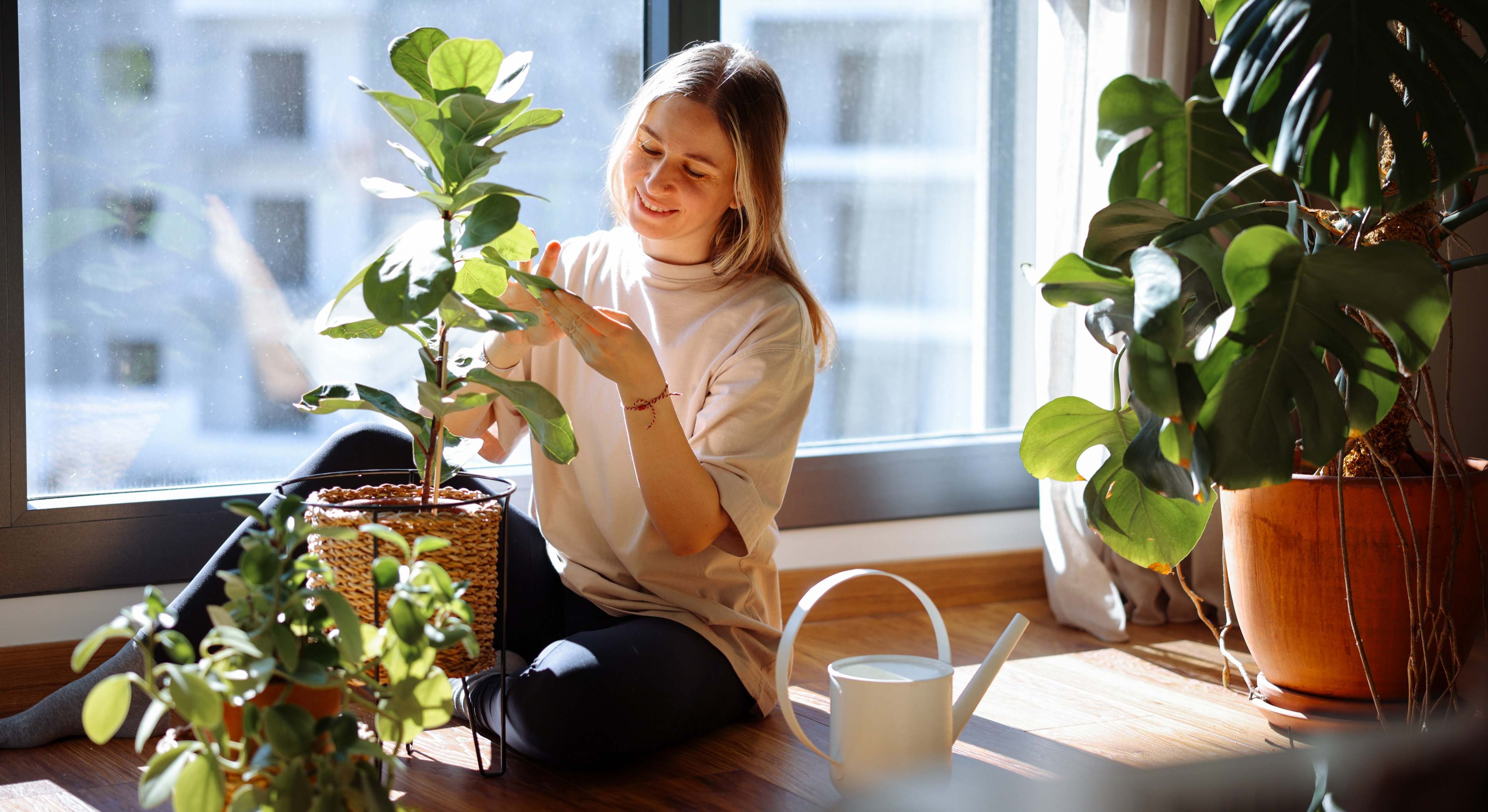 Una señora cuidando sus plantas