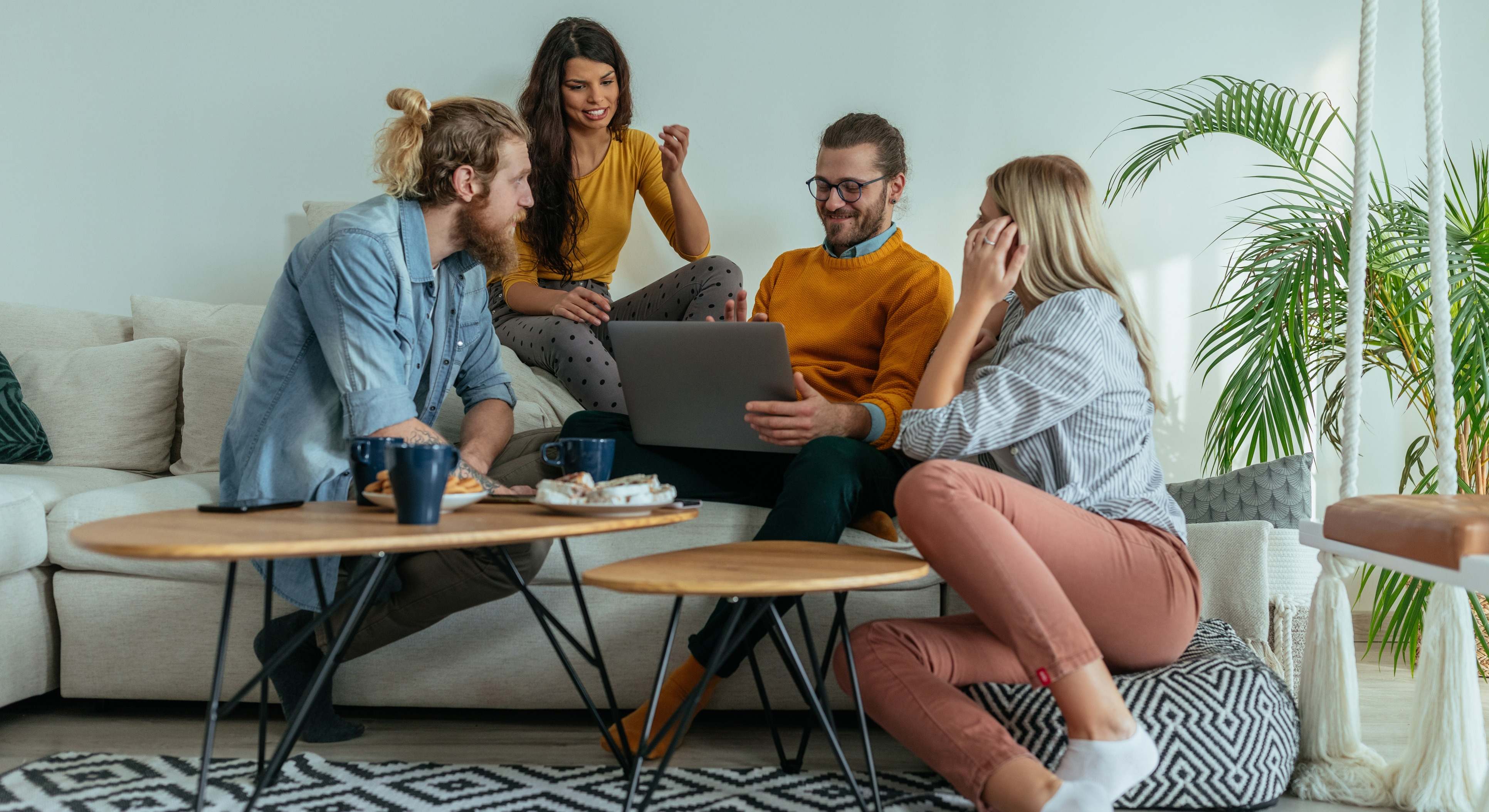 Personas reunidas en un salón