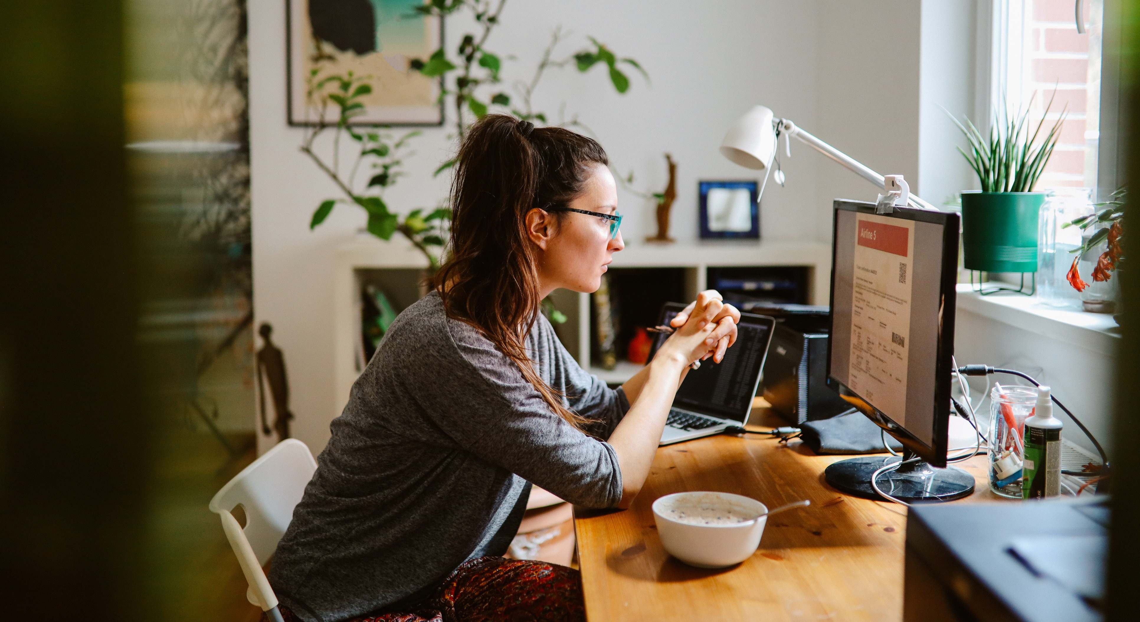 Mujer teletrabajando. Foto: iStock
