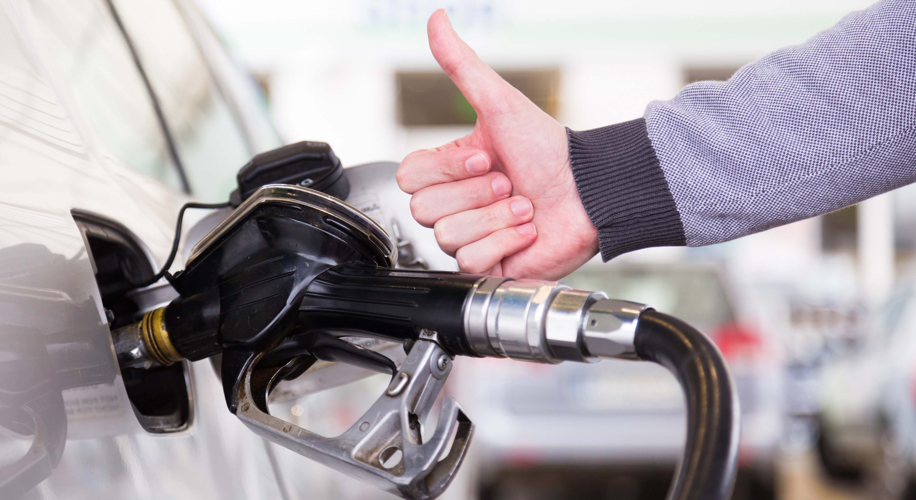 Usuario echando gasolina en su vehículo