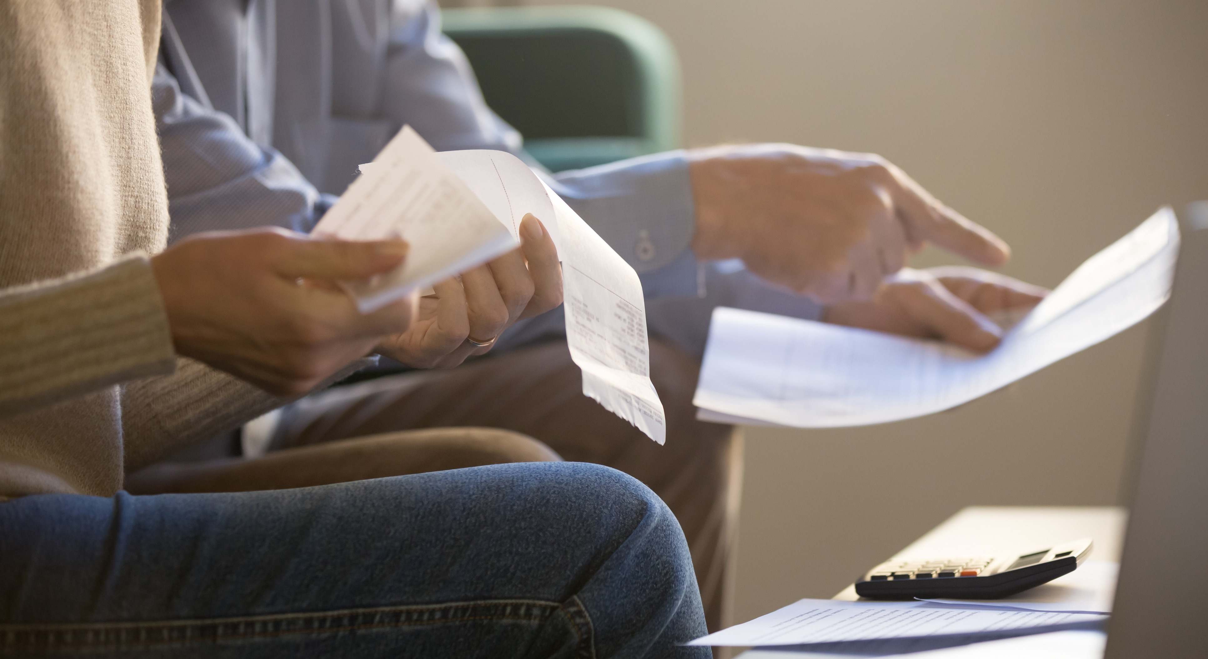 Una pareja consulta sus deudas. / Foto: iStock