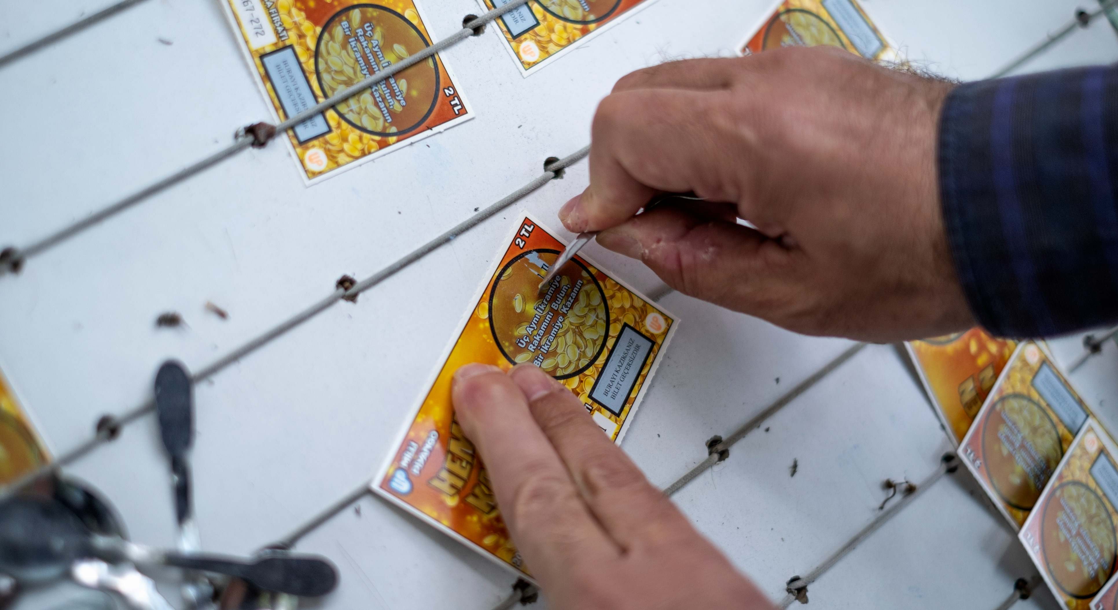 Un jubilado con un rasca y gana de la Lotería. / Foto: iStock