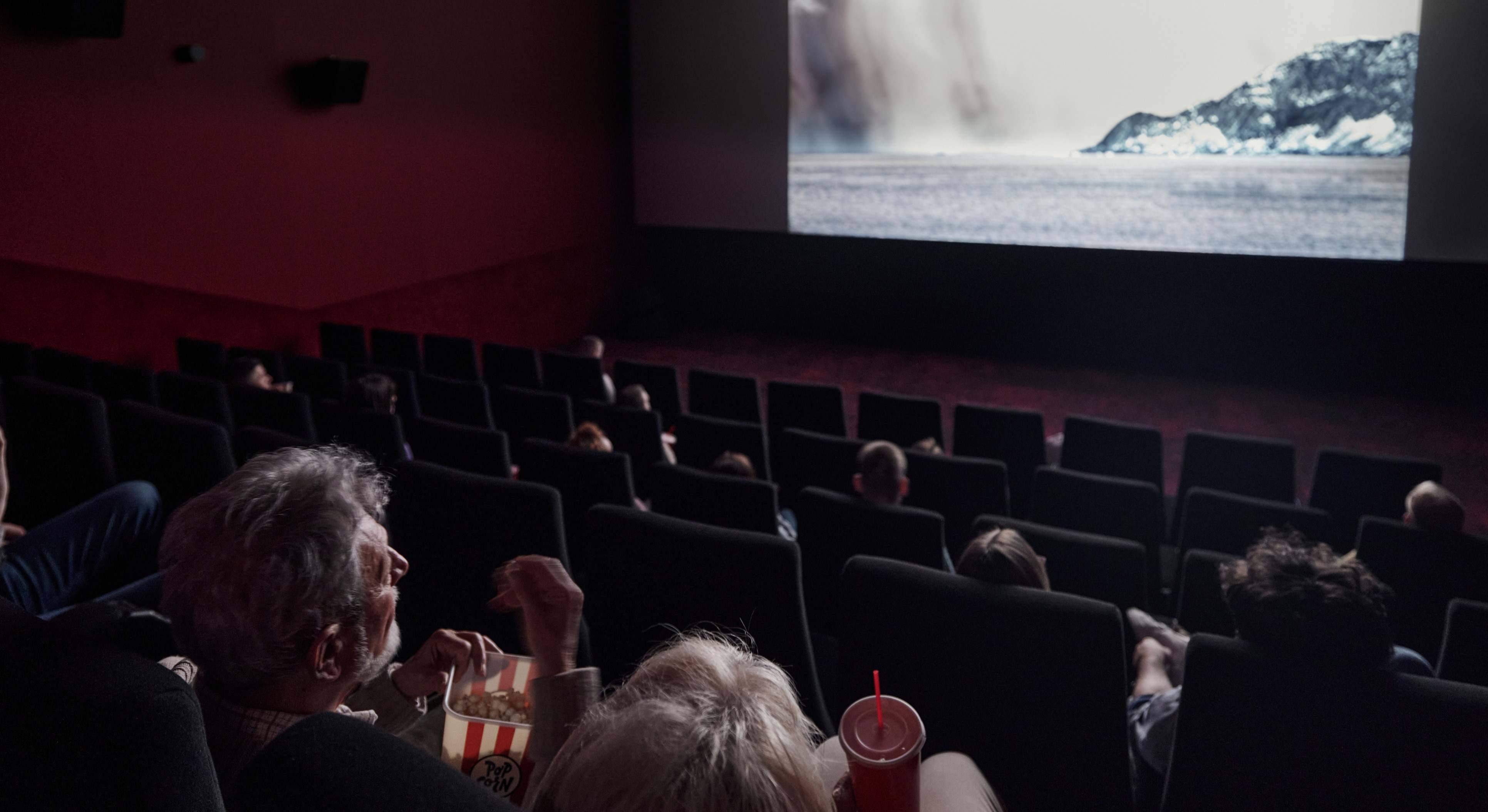 Sala de cine durante una película. / Foto: iStock