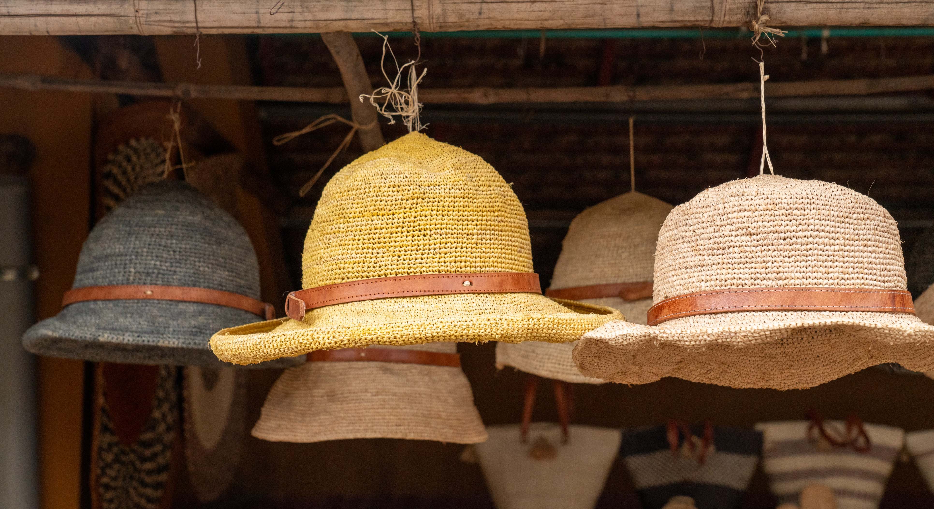 Sombreros de rafia en un puesto de venta. / Foto: iStock