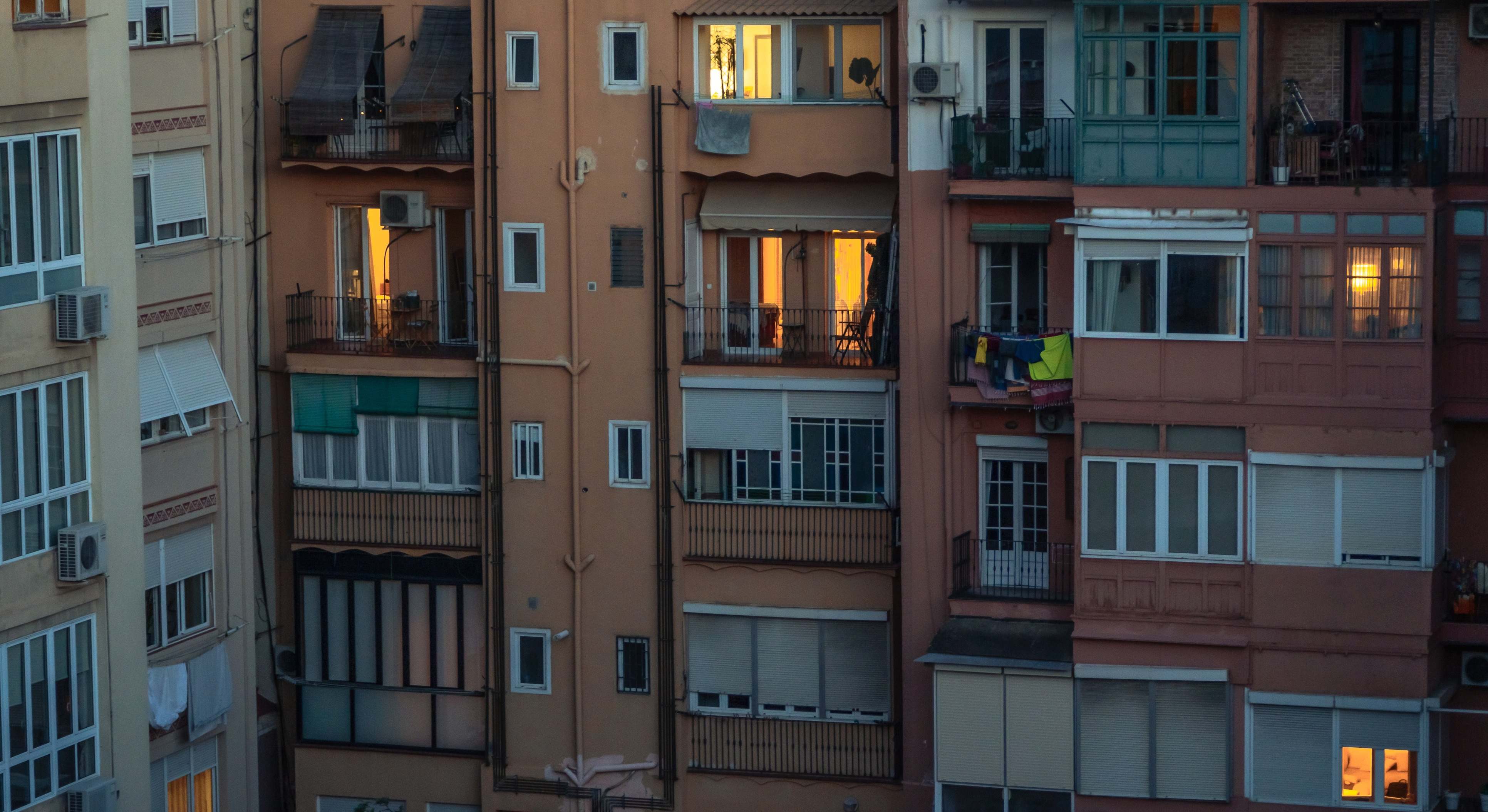 Bloque de edificios en España al atardecer. / Foto: iStock
