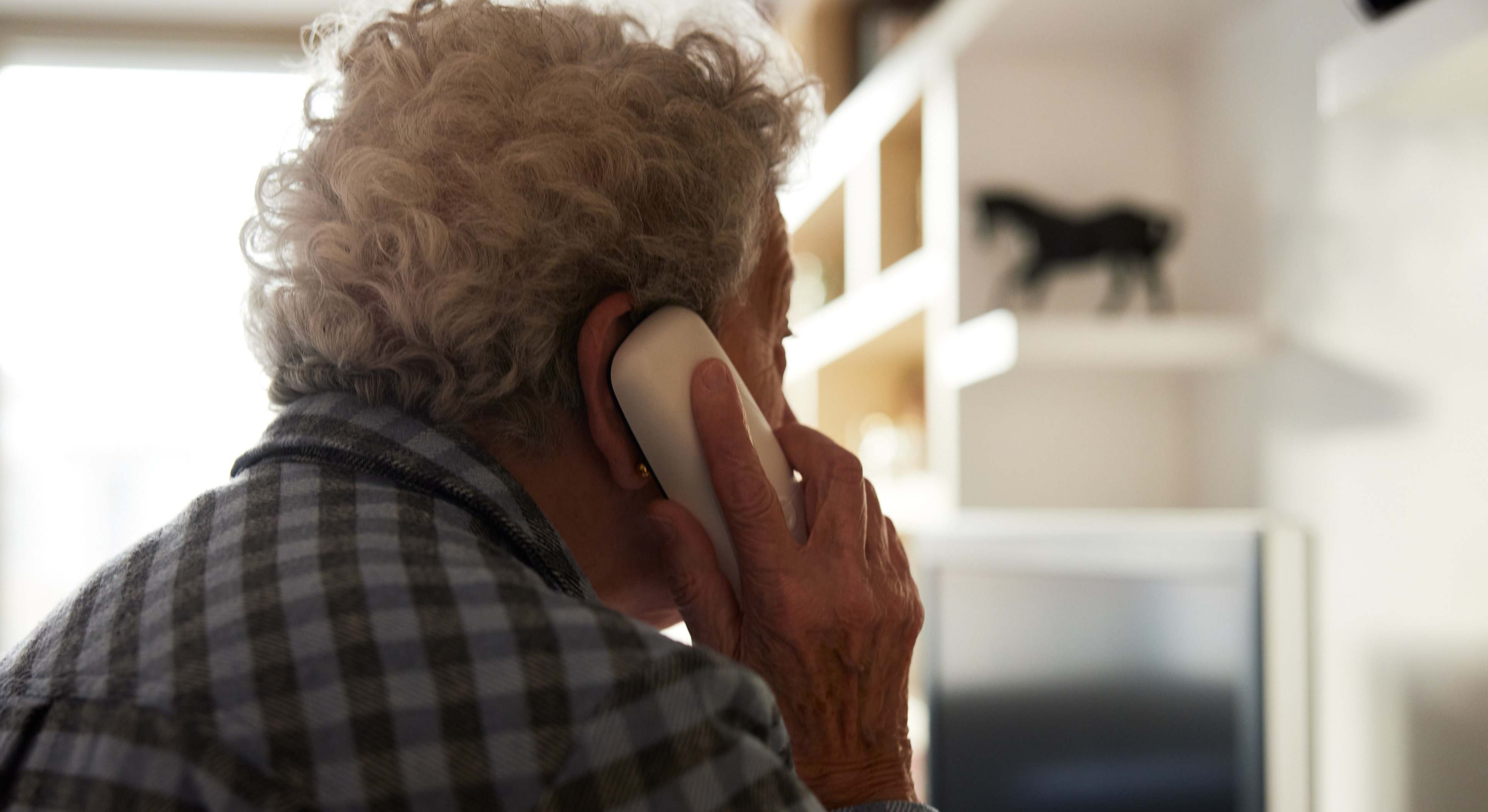 Mujer mayor hablando por teléfono