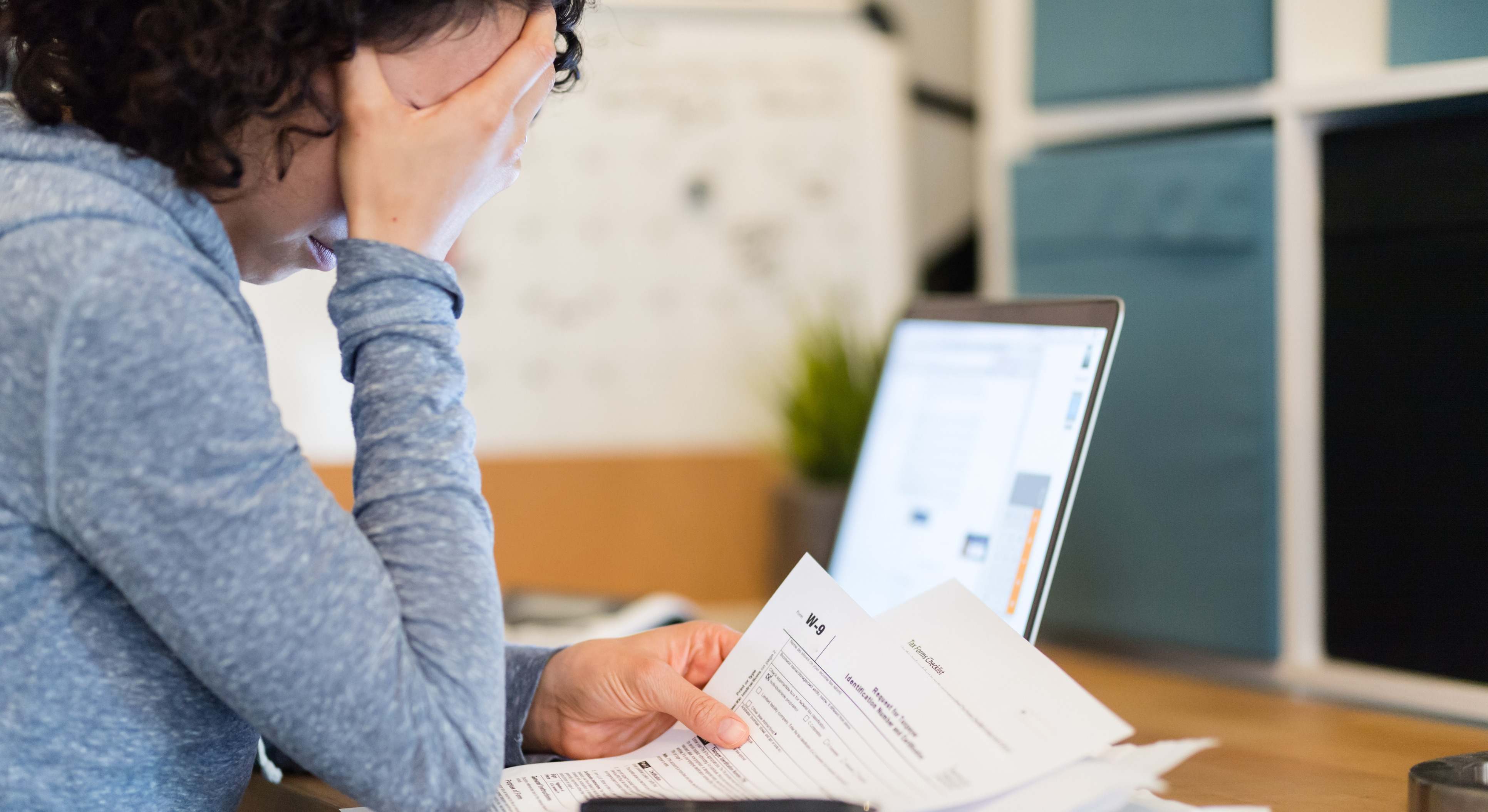 Una mujer consulta sus deudas. / Foto: iStock