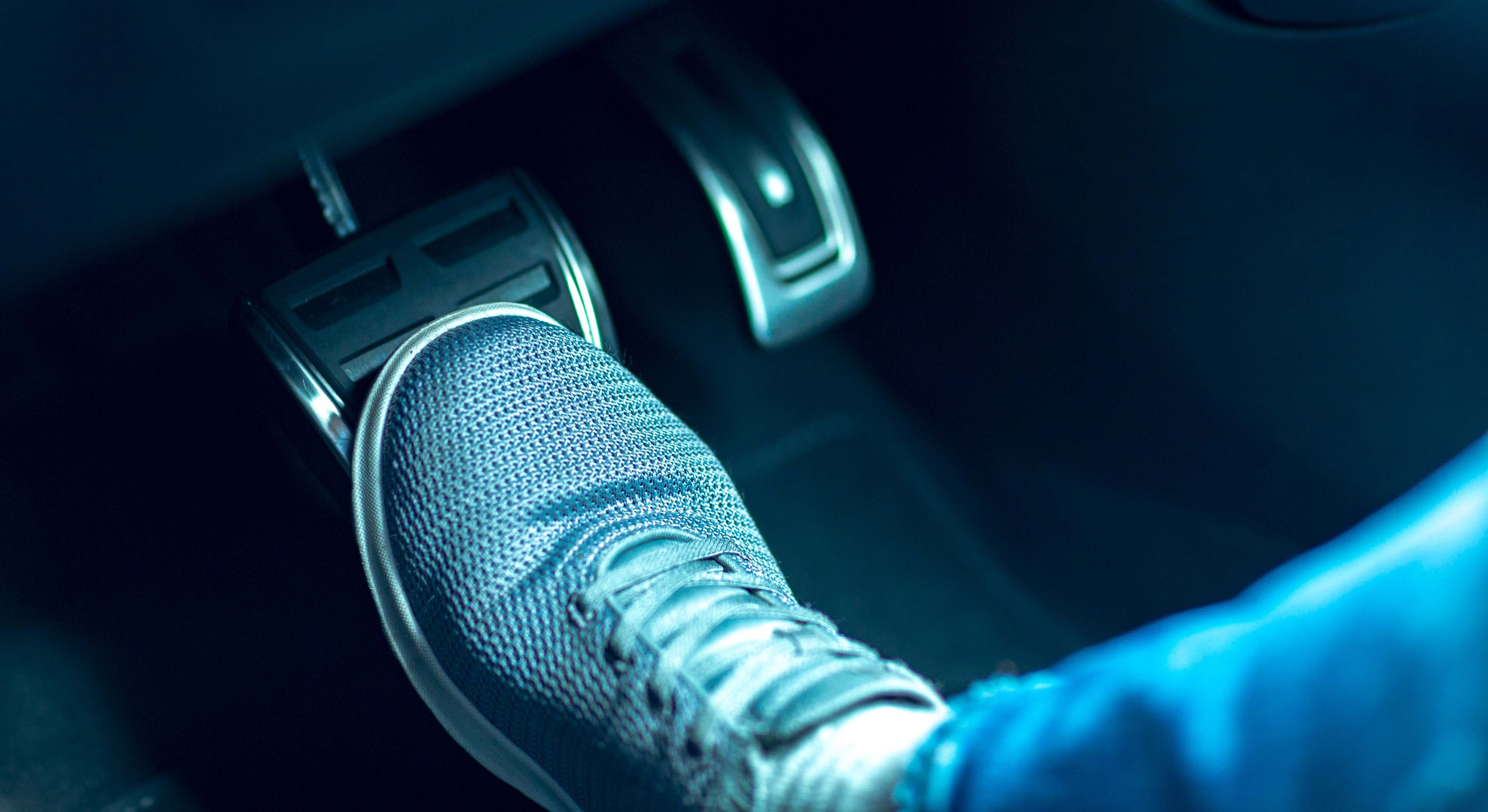 Pisar pedal de freno del coche 