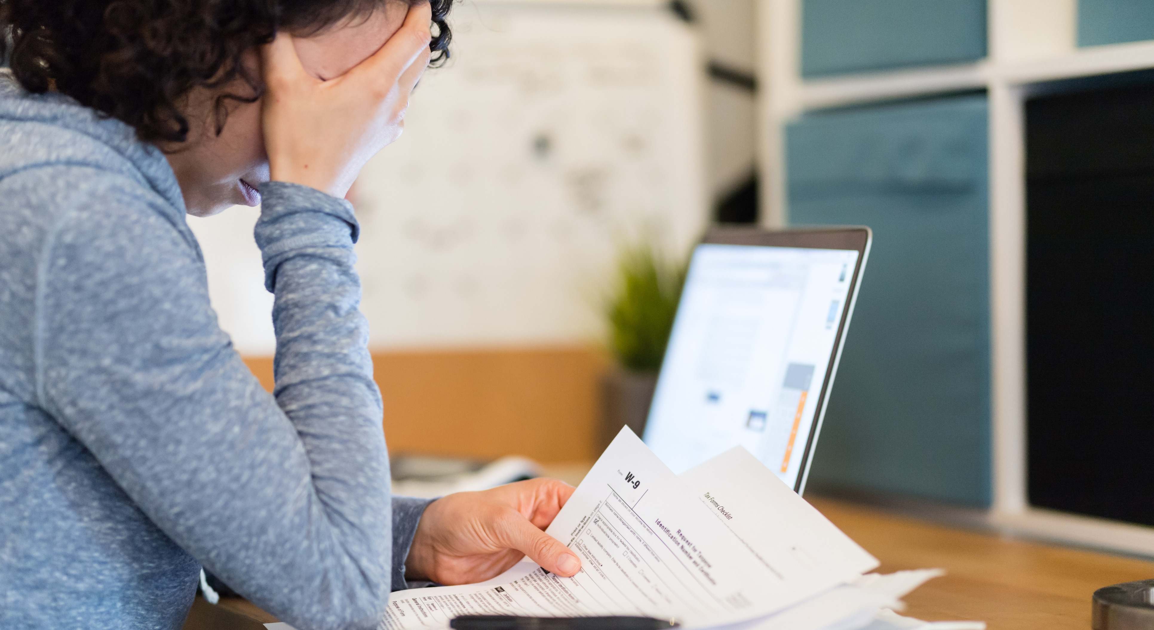 Una mujer consulta sus deudas. / Foto: iStock