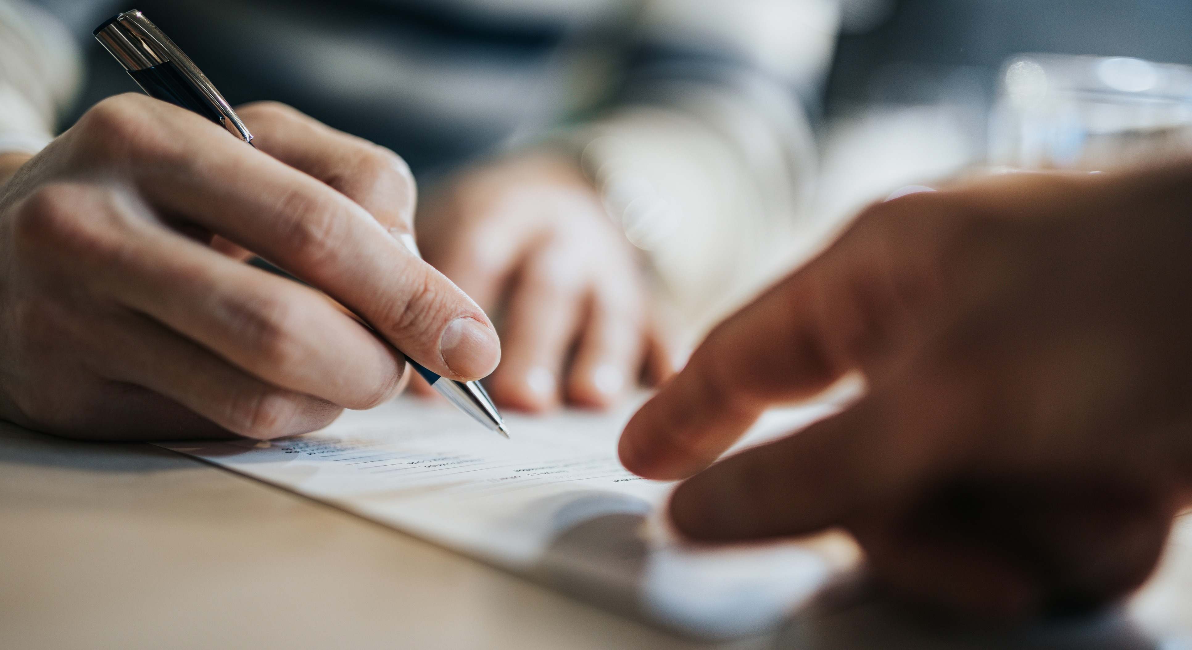Dos personas ante un contrato.