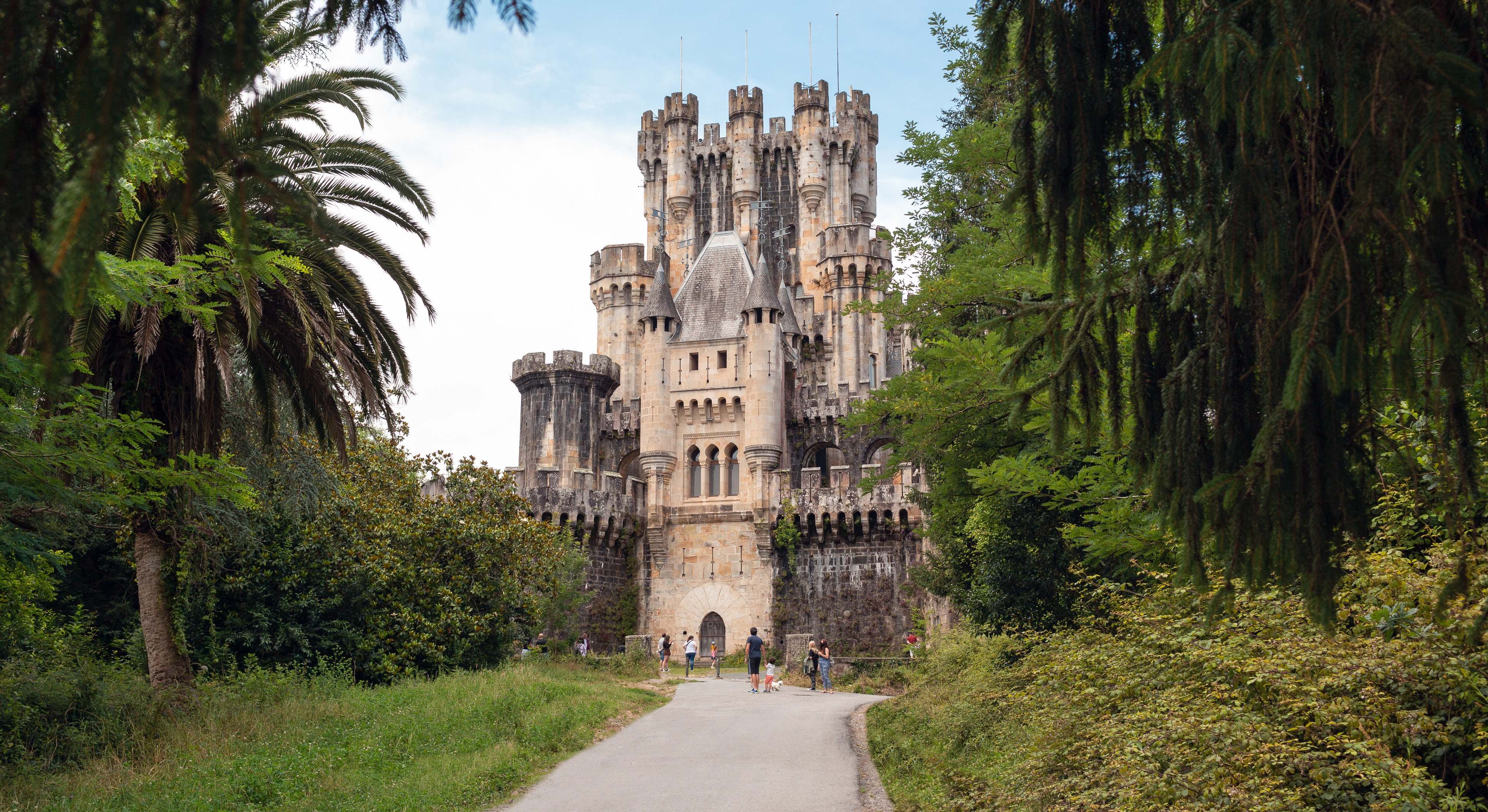 Castillo de Butrón entre bosques