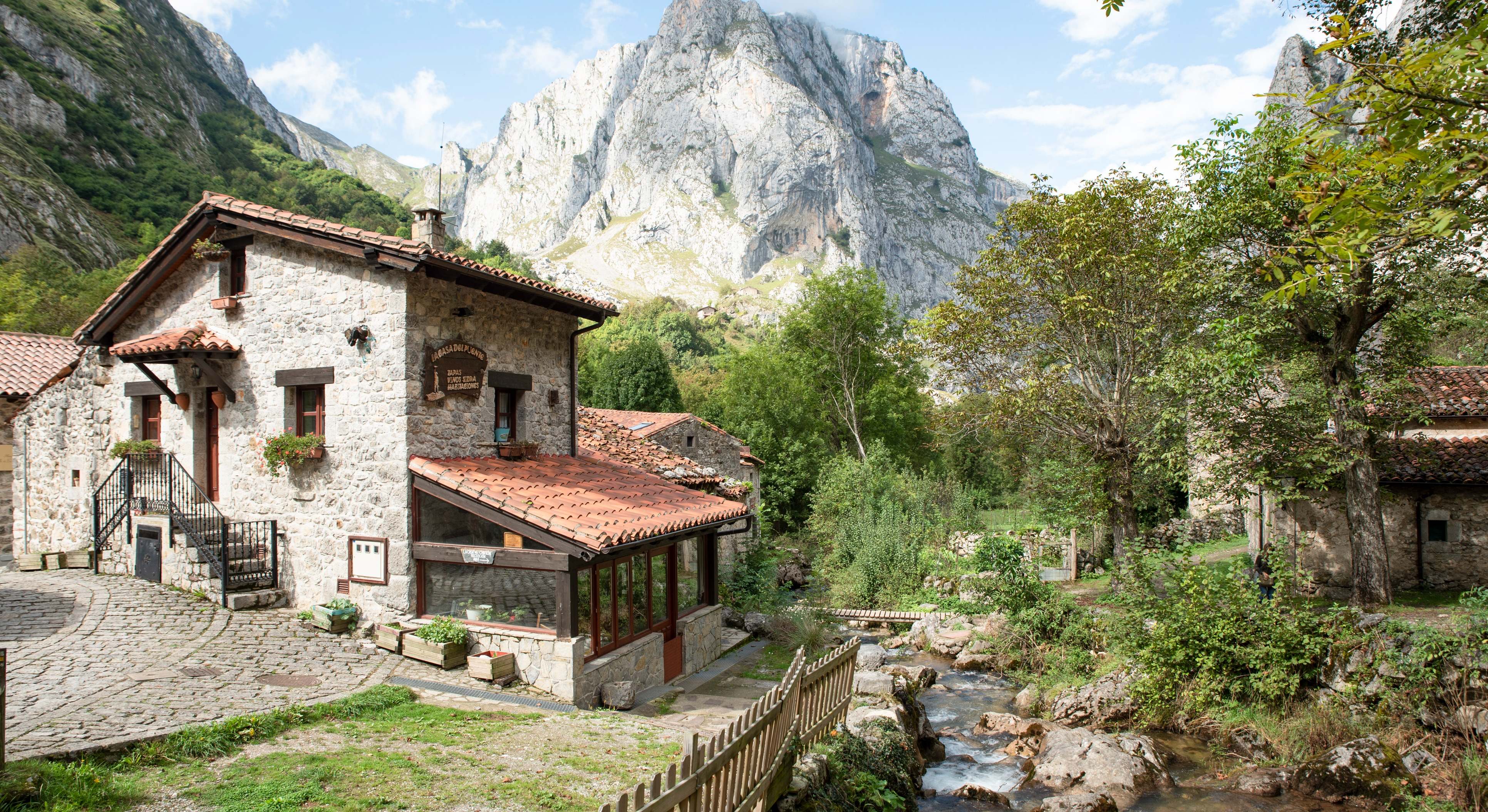 Vista del pueblo de Bulnes en los Picos de Europa en el Parque Nacional de Asturias, España