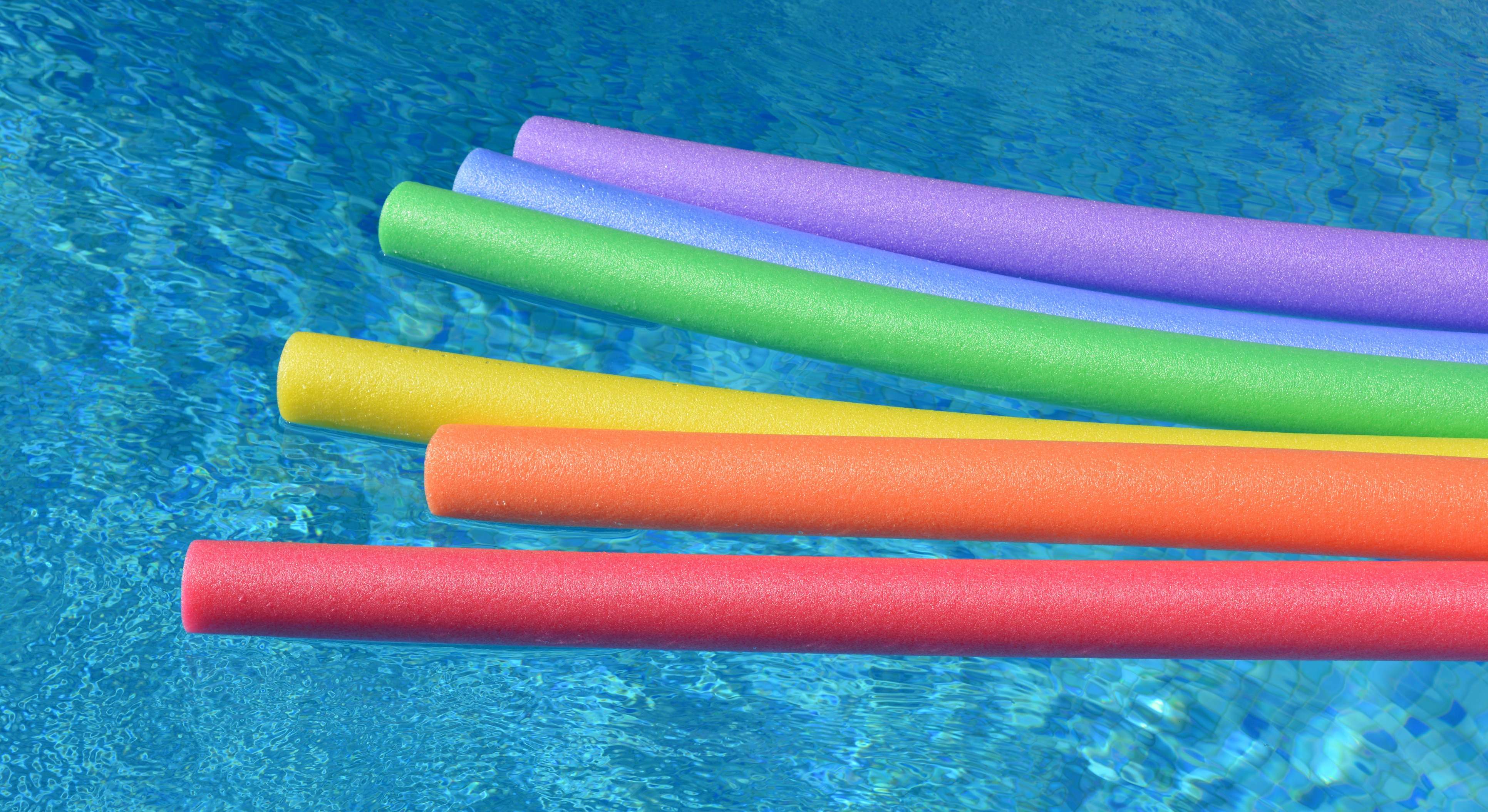 Churros de piscina de diferentes colores. / Foto: iStock