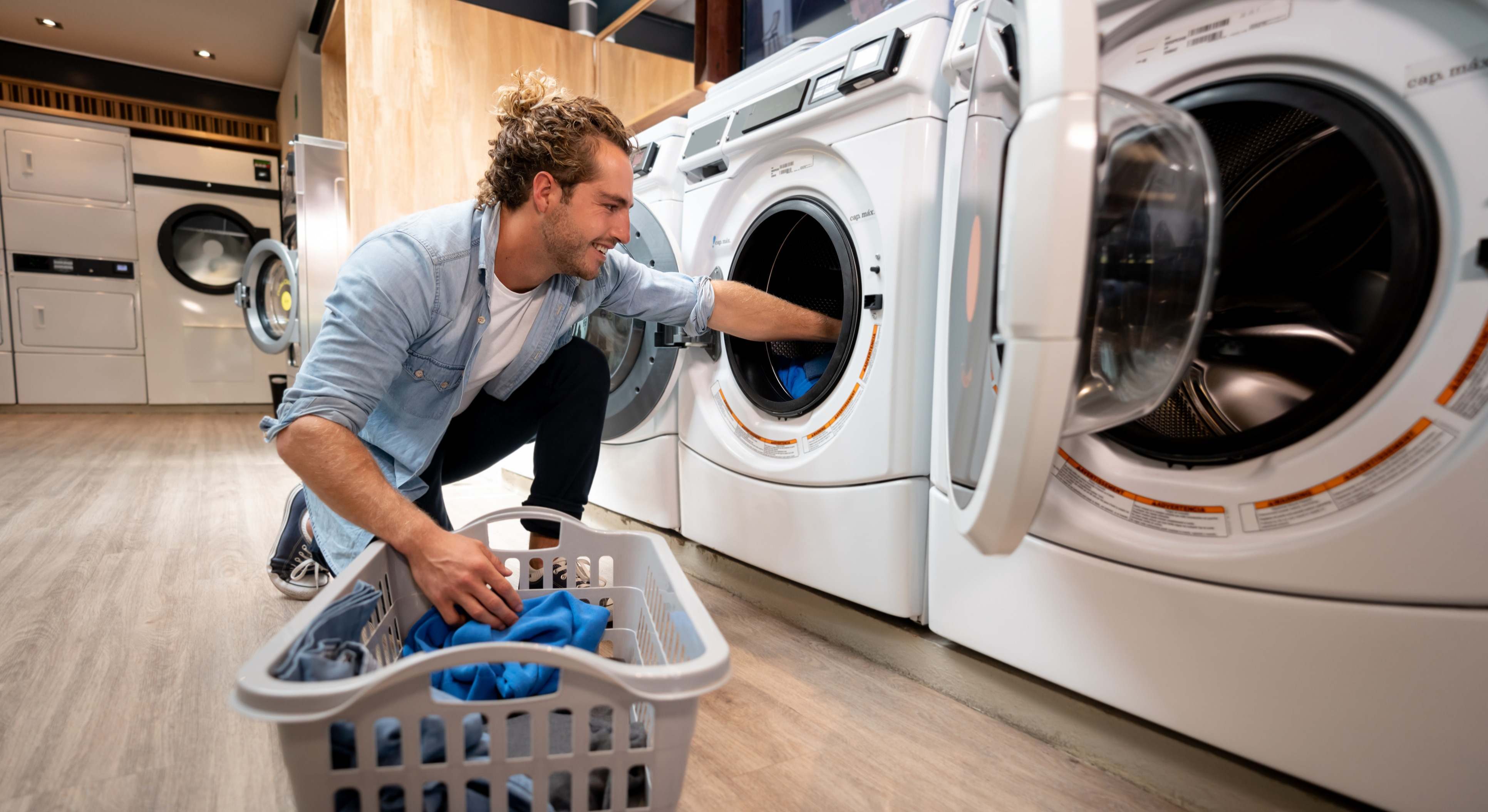 Un hombre lava la ropa en una lavandería de autoservicio. / Foto: iStock