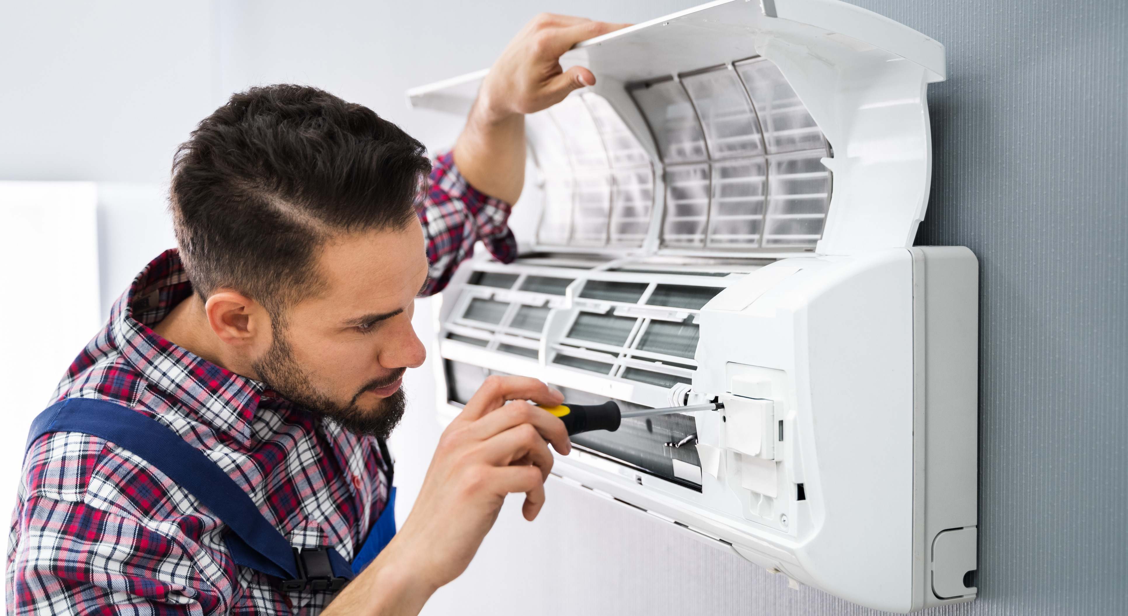 Un experto aclara los errores más habituales que todos hacemos cuando usamos el aire acondicionado: "No consume la misma energía a 22ºC que a 25ºC"