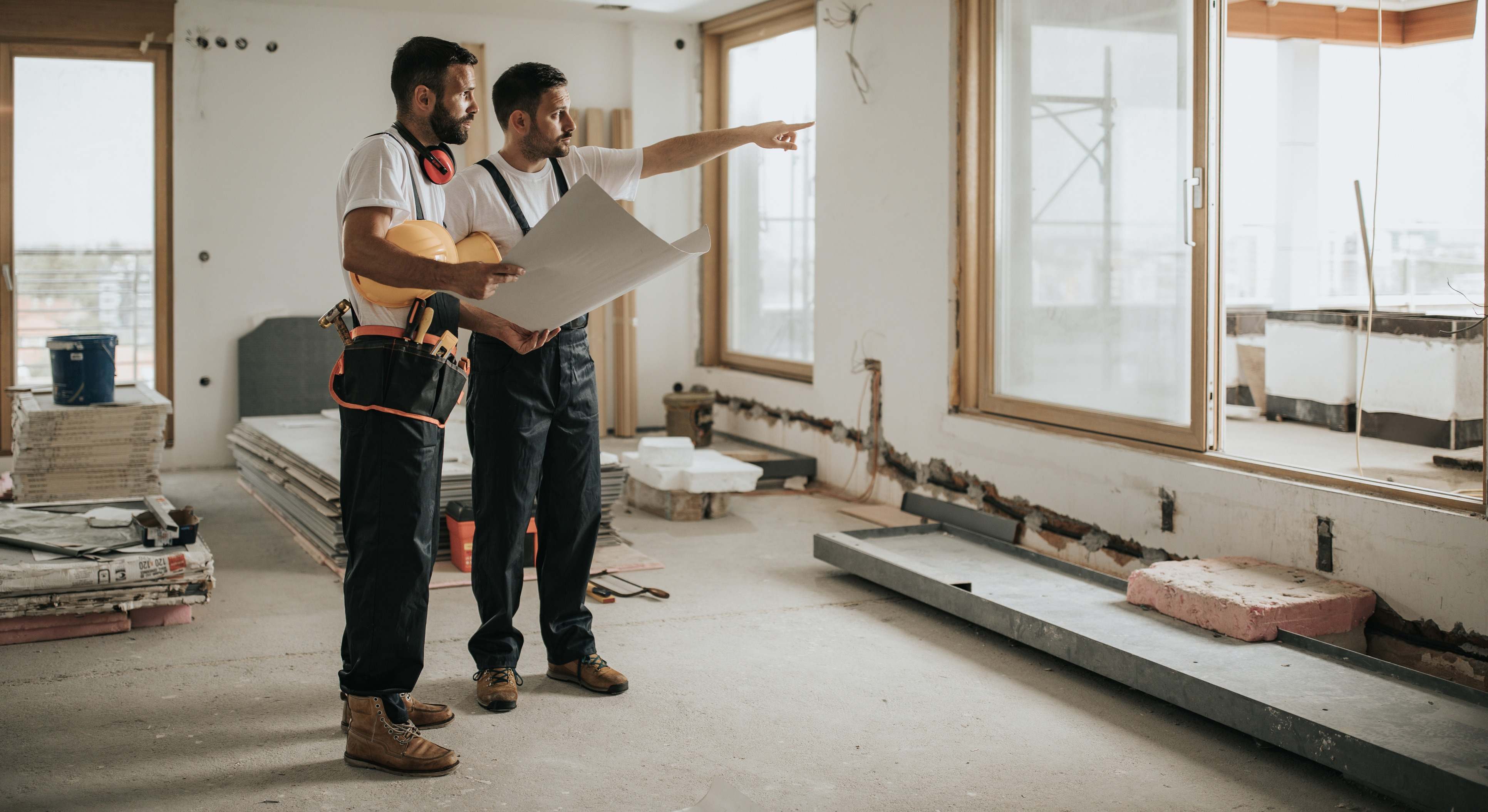 Dos obreros reforman el interior de una casa. / Foto: iStock