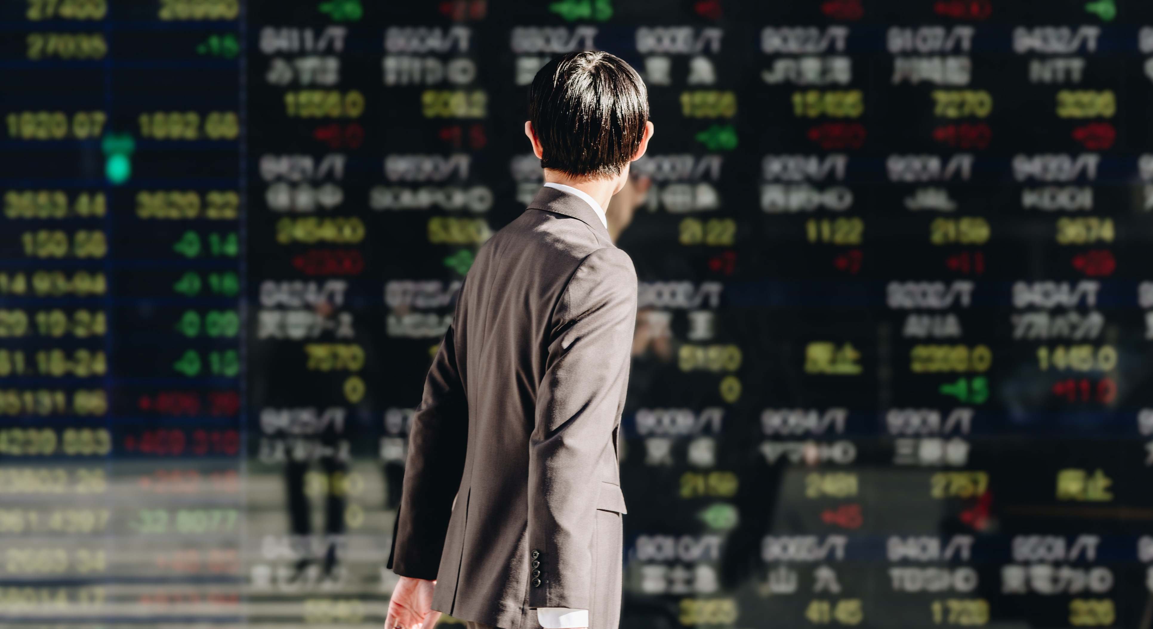 Hombre mirando una pantalla en una calle. Foto: iStock