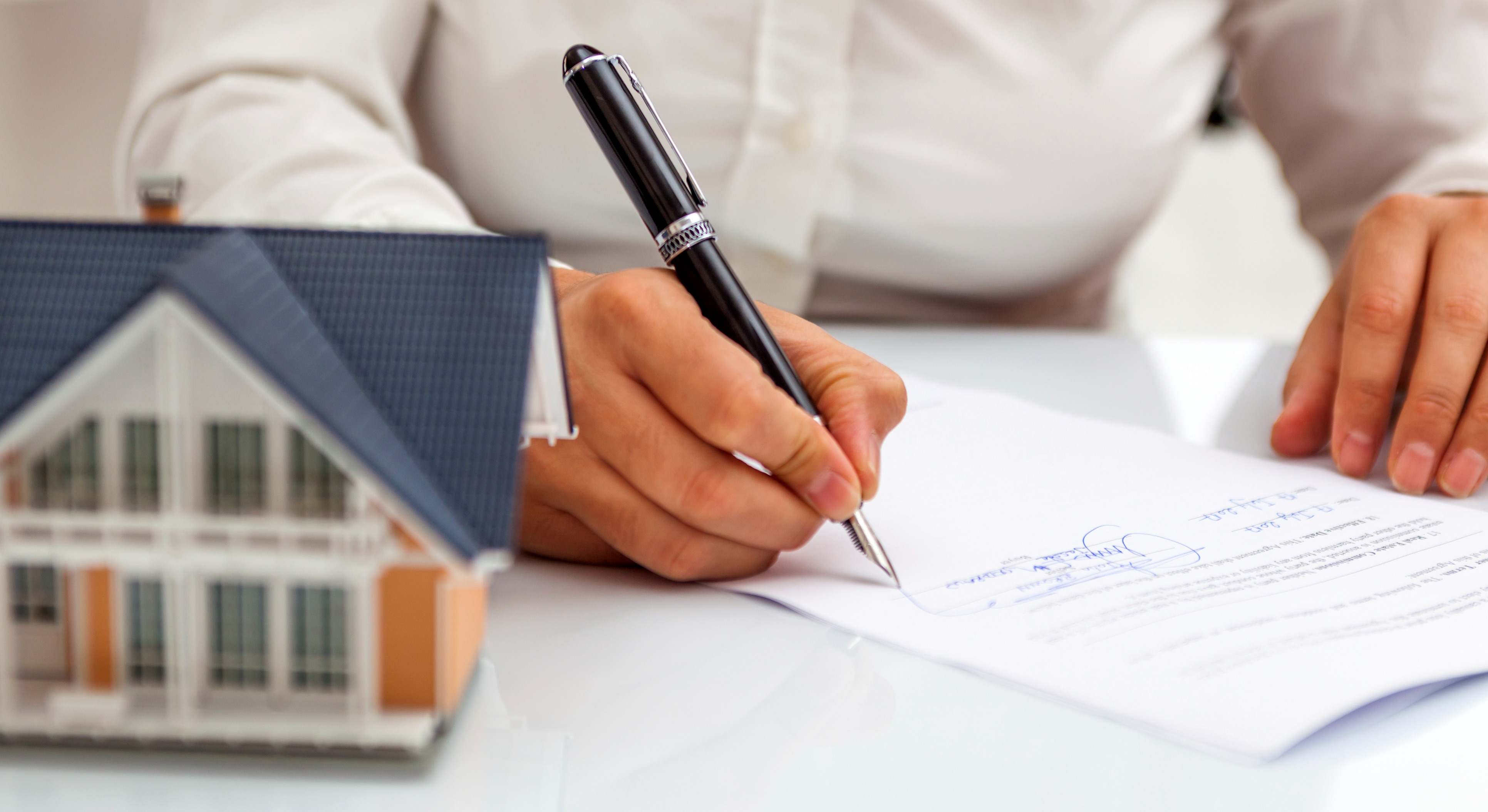 Firma de documentación hipotecaria al comprar una casa. / Foto: iStock