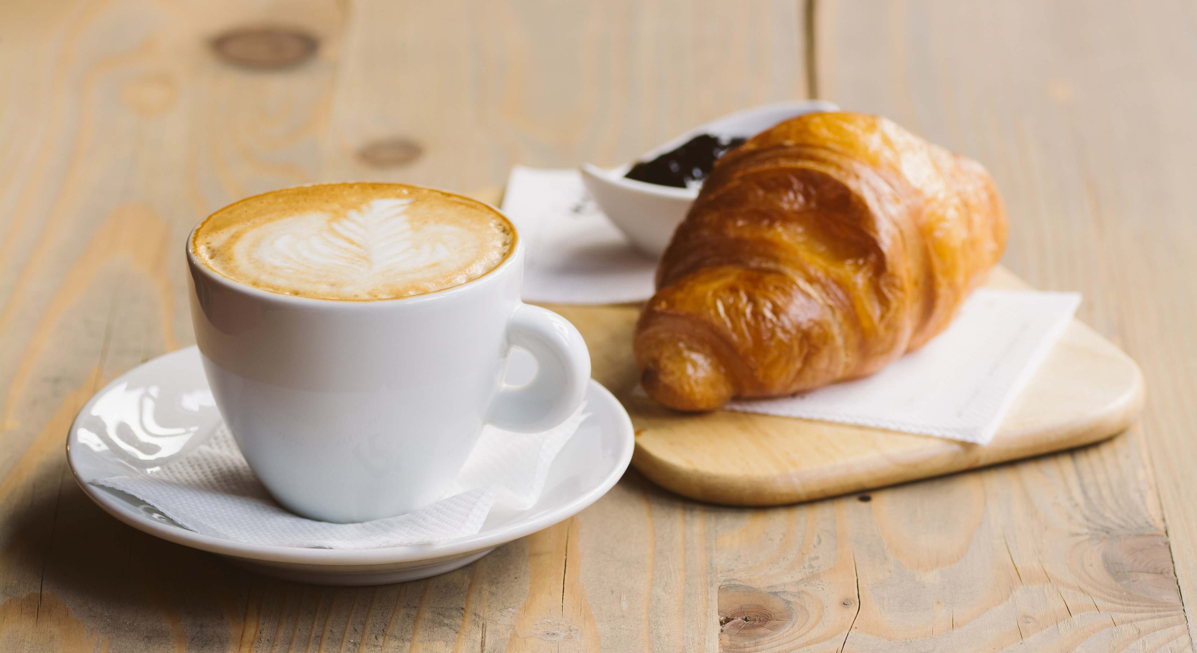 Café y croissant, desayuno en una cafetería. / Foto: iStock