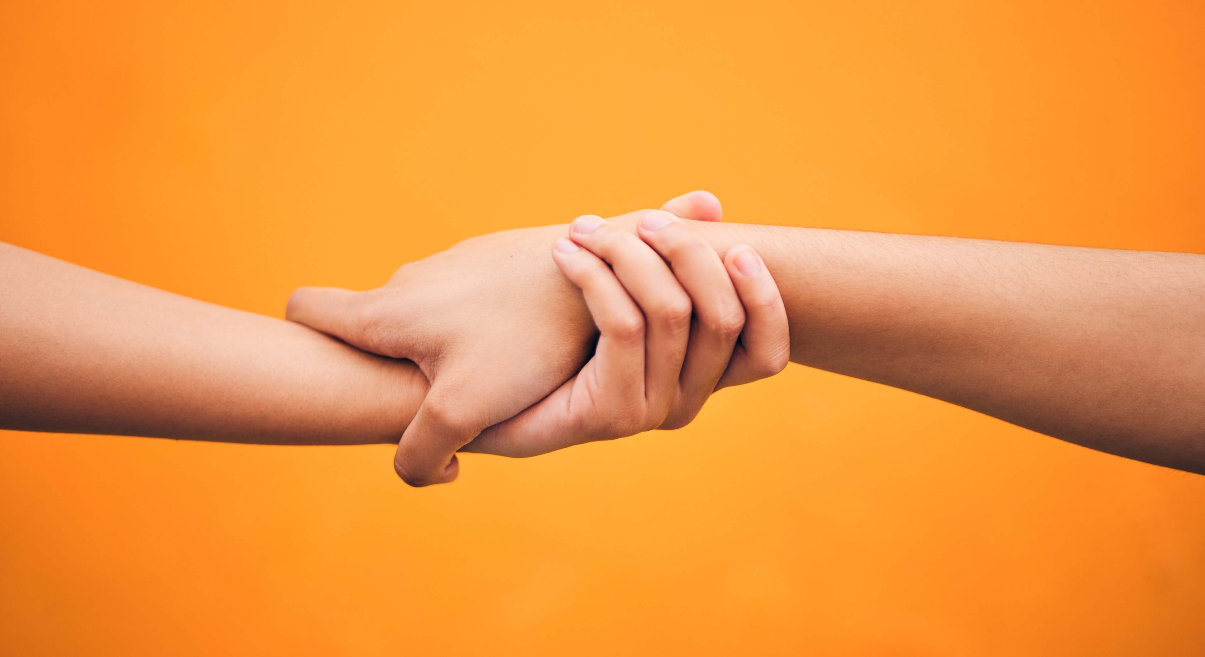 Dos personas se tocan la mano. / Foto: iStock