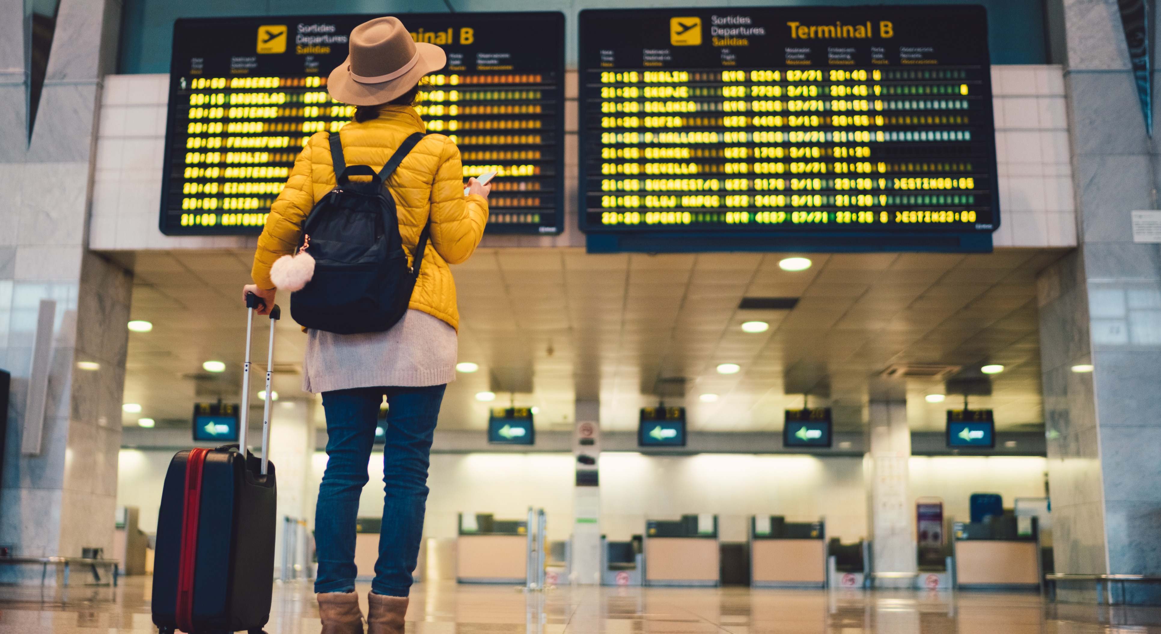 Una mujer consulta las pantallas de vuelos en el aeropuerto. / Foto: iStock