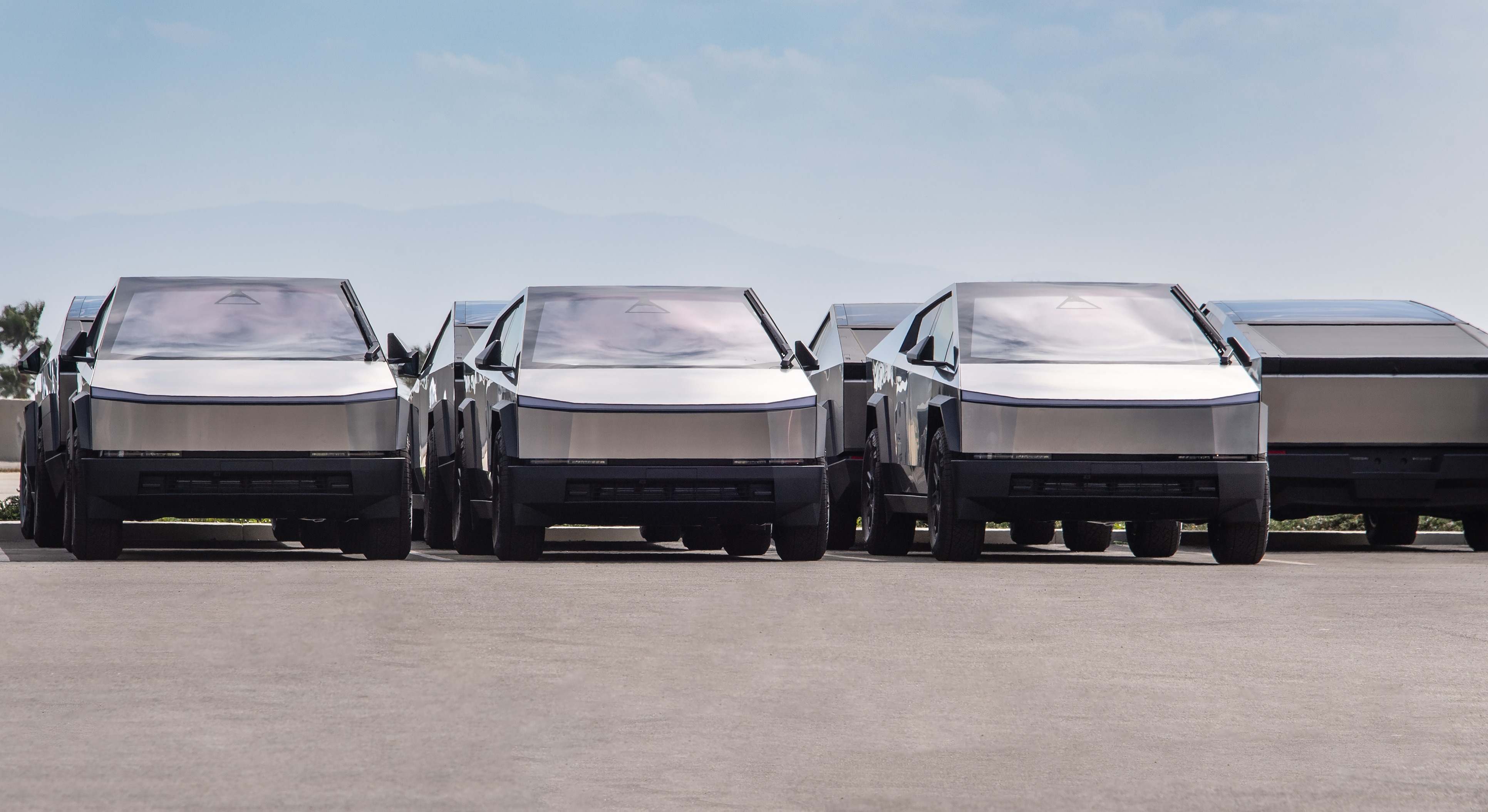 Varios Tesla Cybertruck aparcados