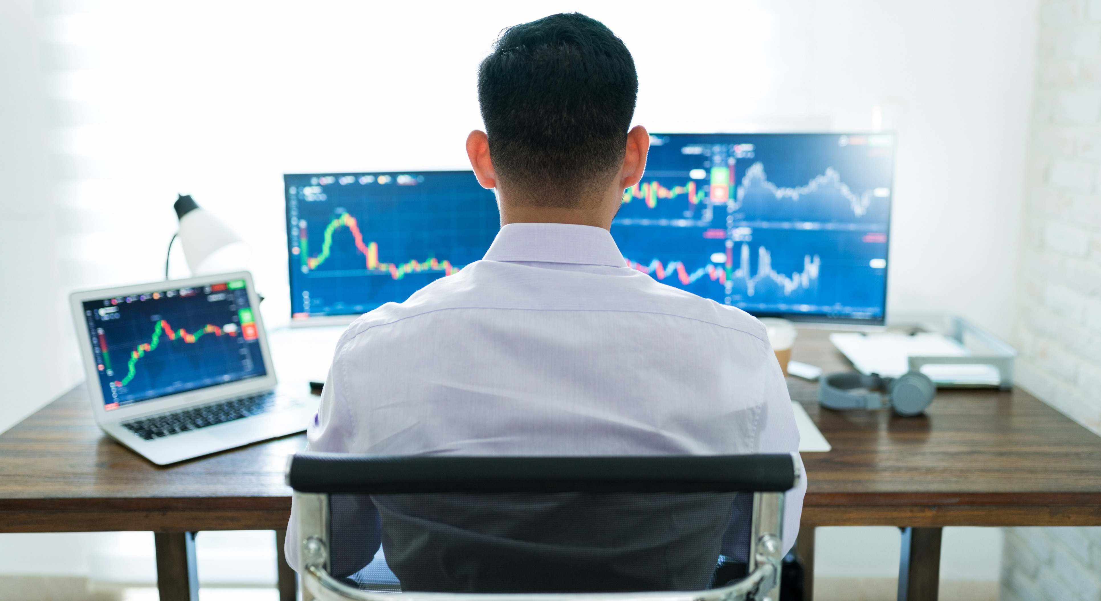 Un gestor analiza un terminal de Bloomberg.