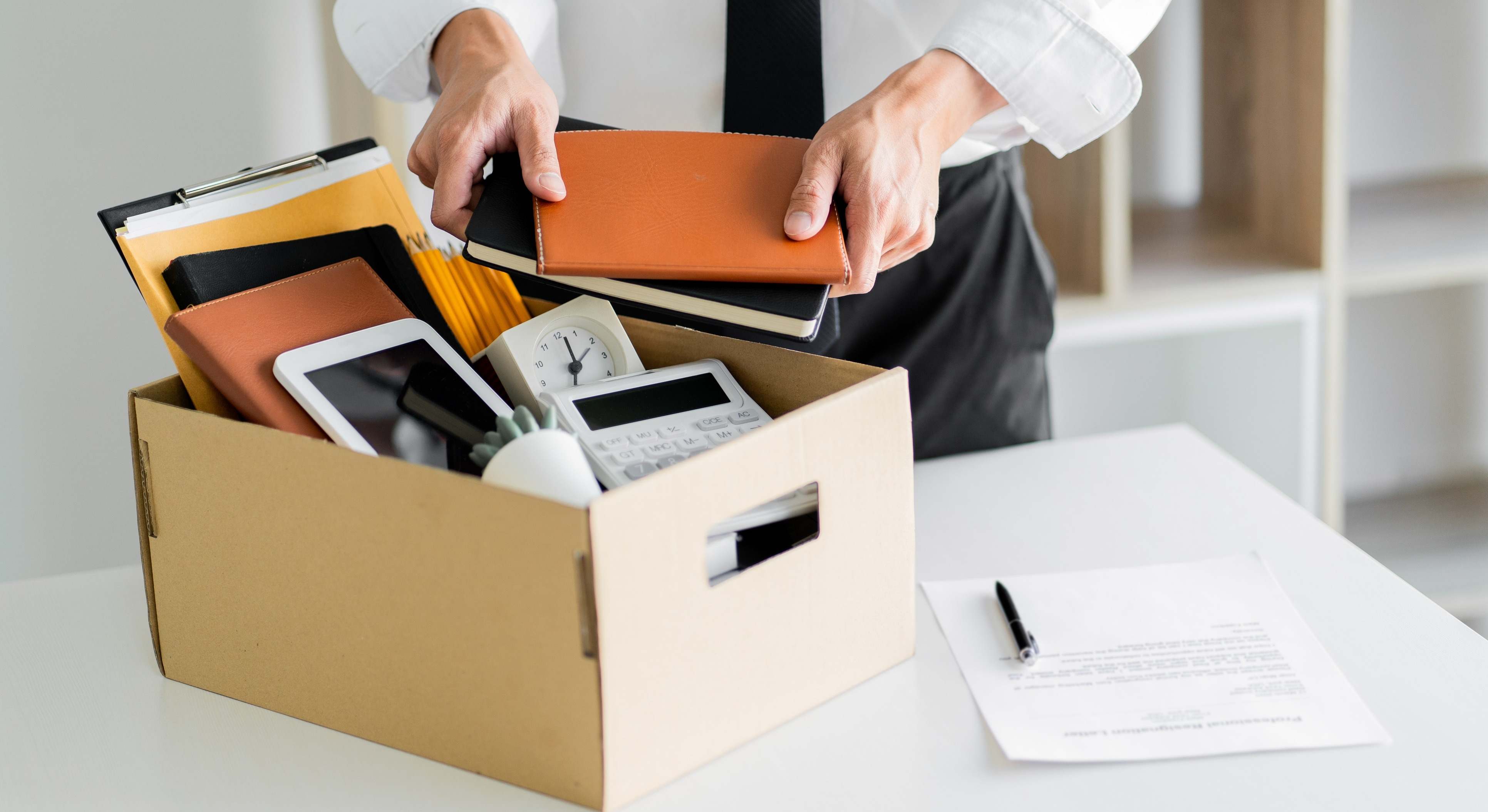 Una persona recoge sus enseres de trabajo