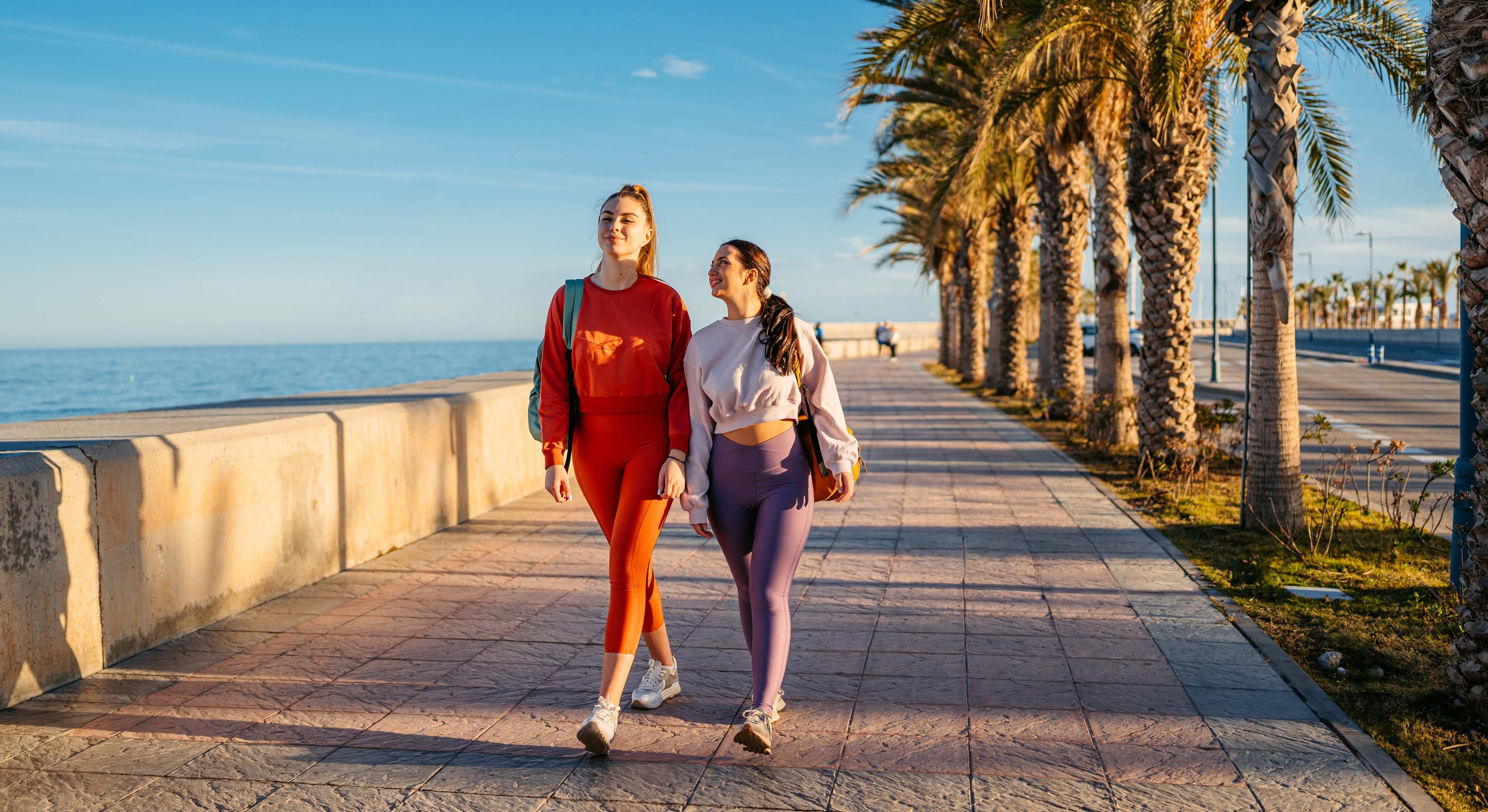 Dos mujeres paseando por Málaga