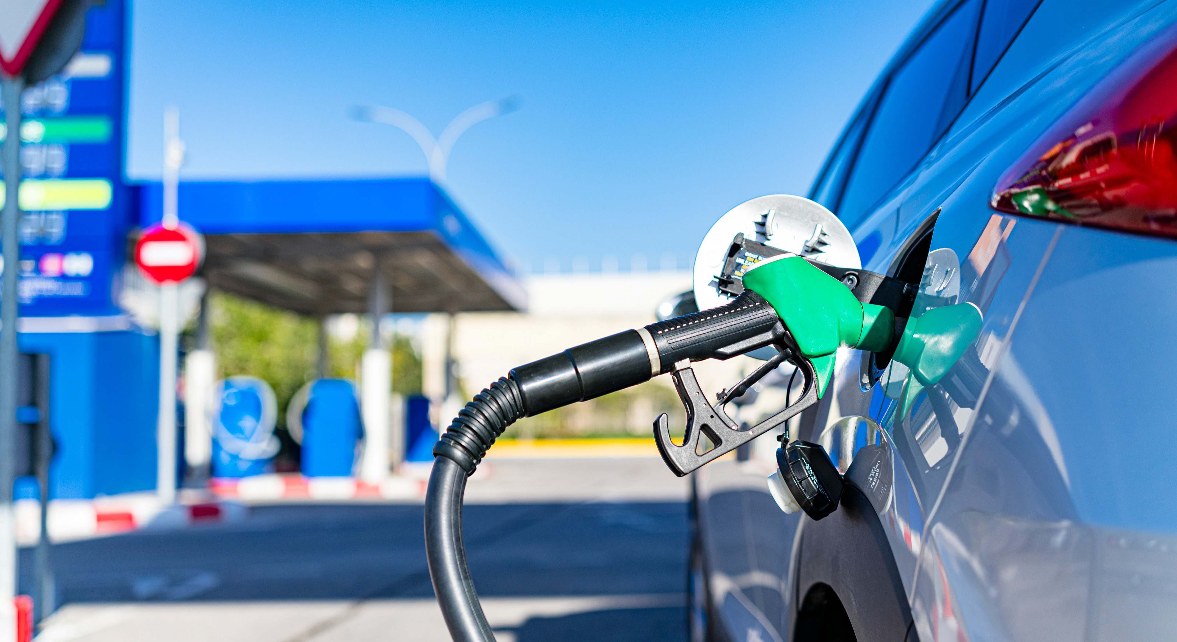 Echando gasolina en una gasolinera