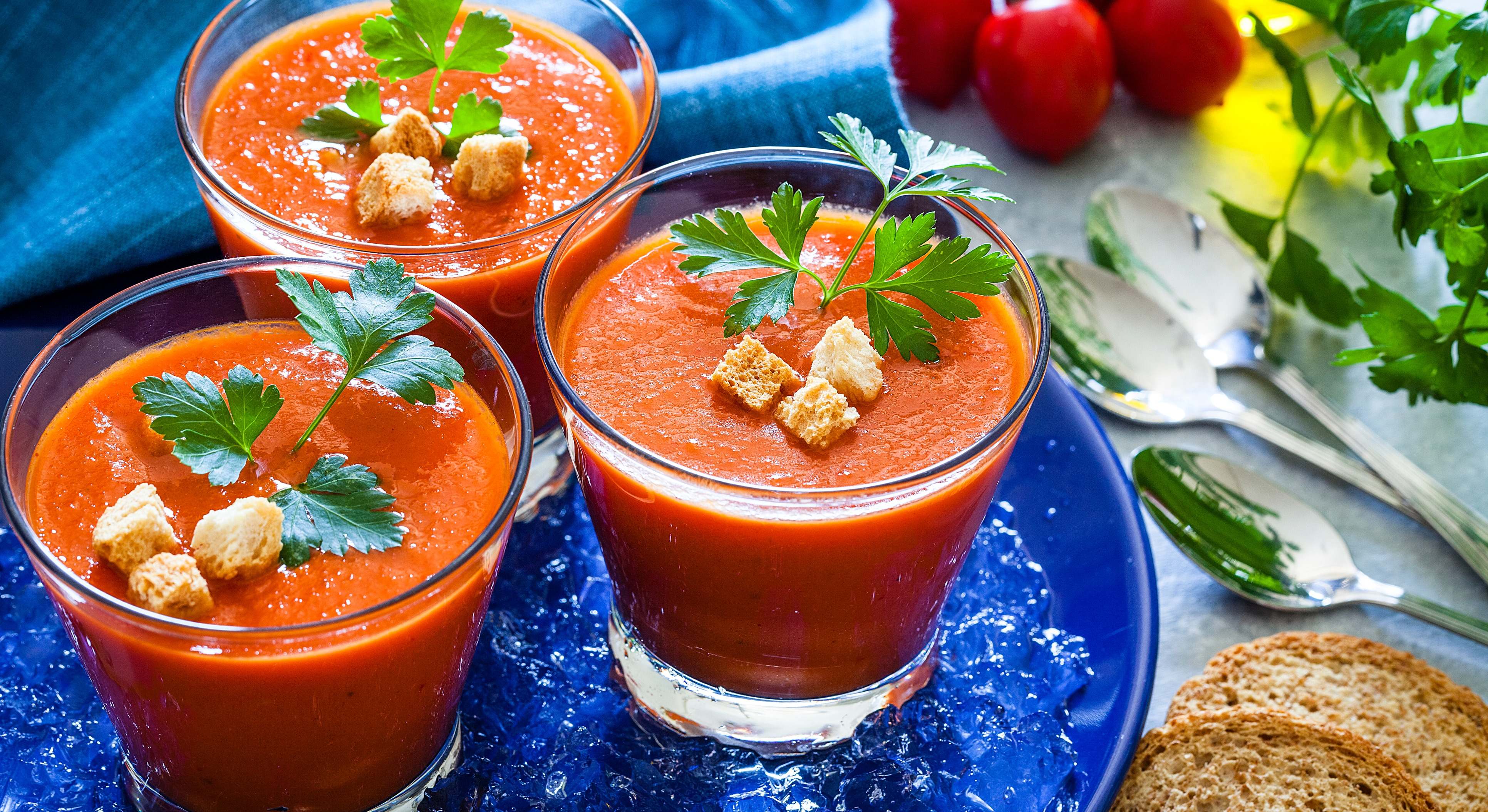 Tres gazpacho españoles en copas de bebida