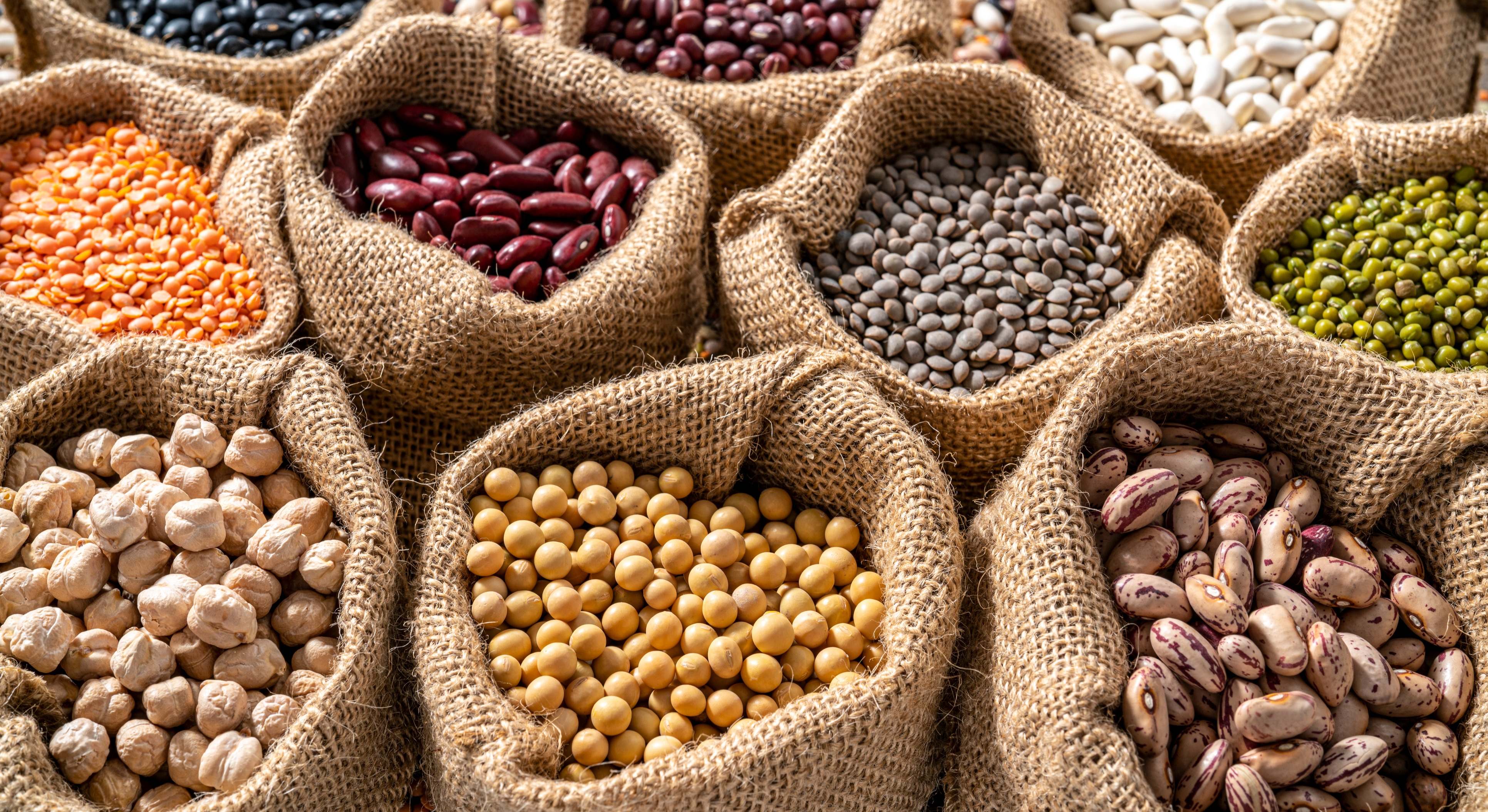 Sacos de legumbres en el mercado. / Foto: iStock