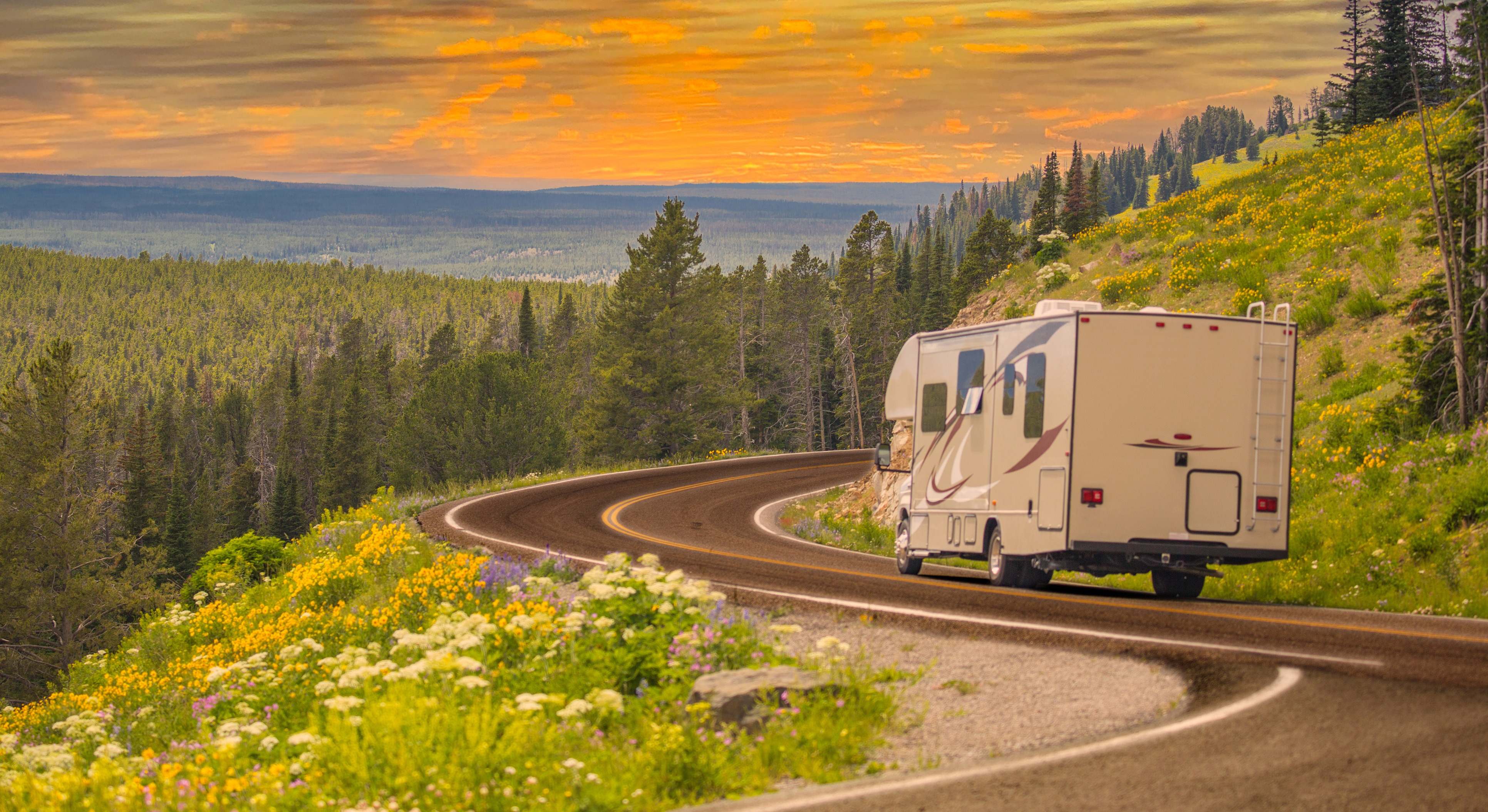 Autocaravana circulando por una carretera