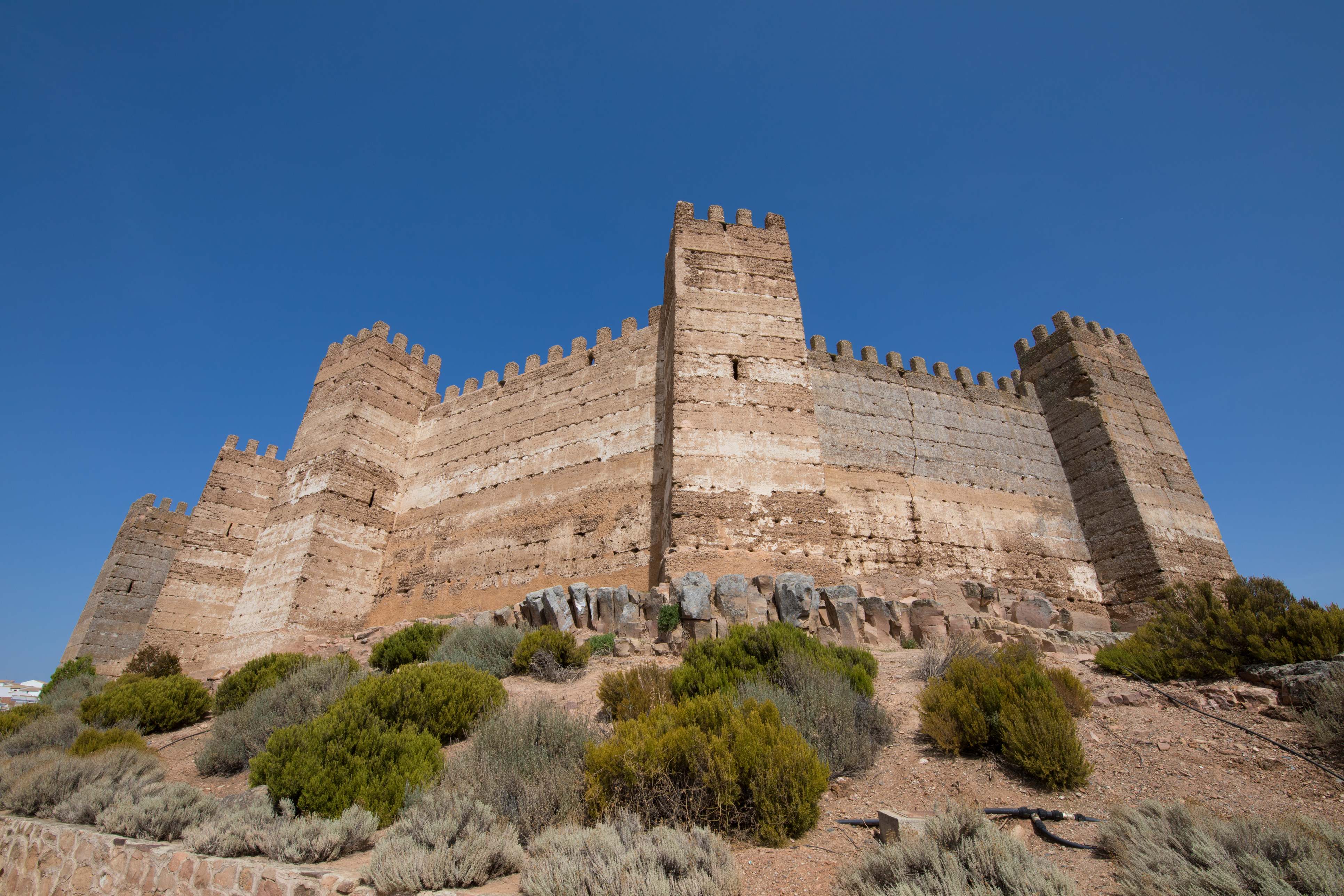 La fortaleza del castillo en la provincia de Jaén con sus torres de vigilancia