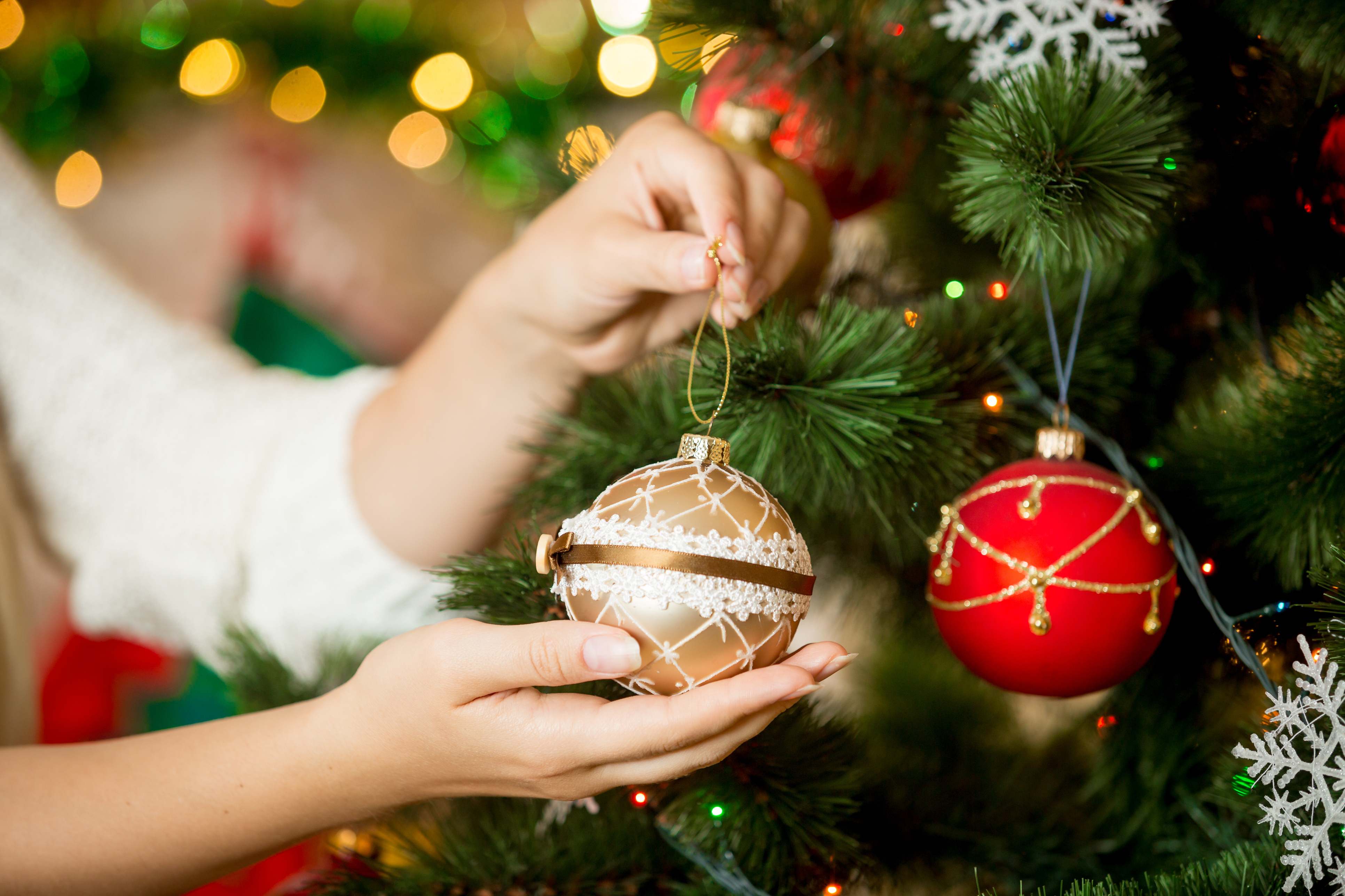 Persona decorando el árbol de Navidad