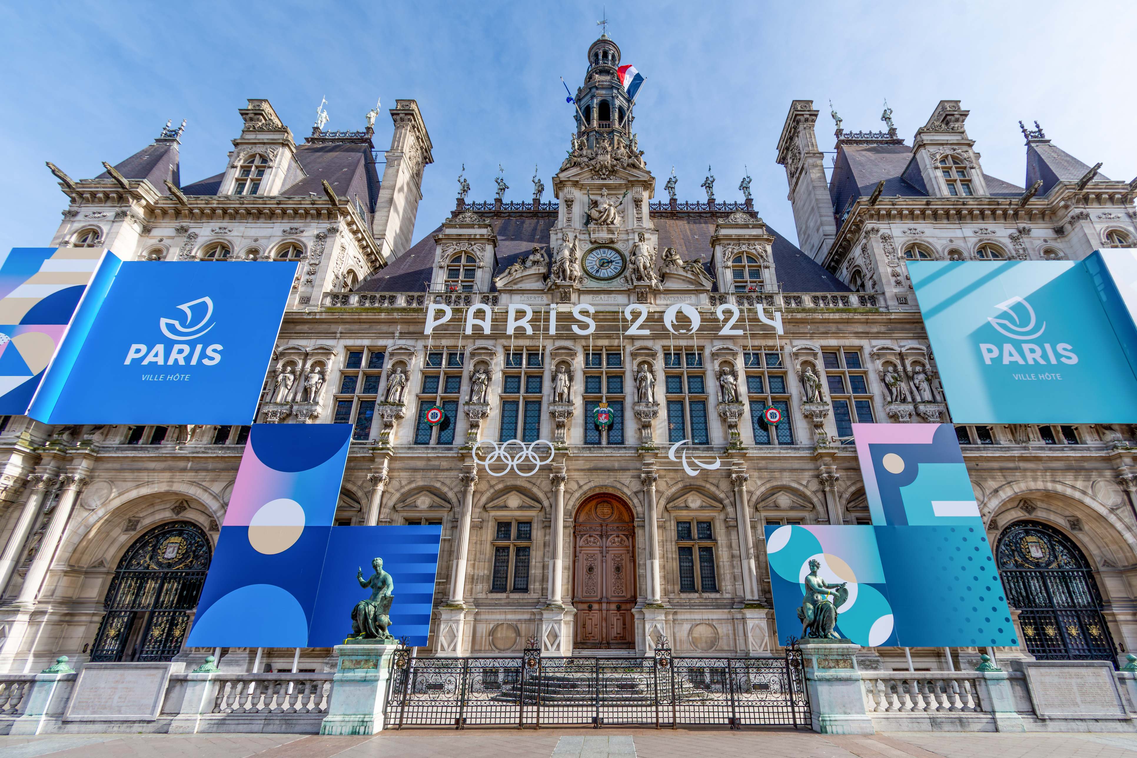 Fachada del ayuntamiento de París, Francia, decorada para los Juegos Olímpicos y Paralímpicos.