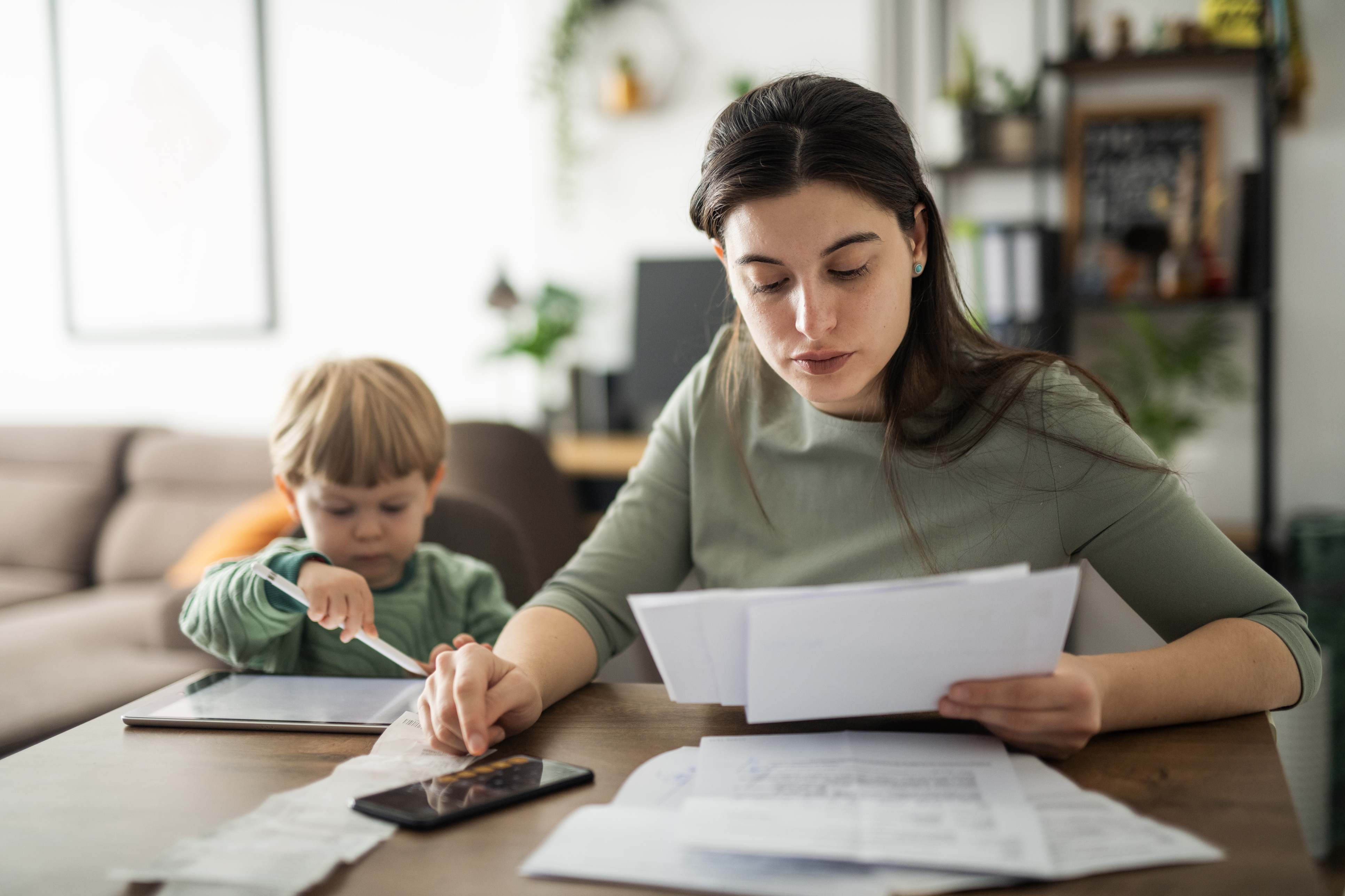 Una mujer junto a su hijo consulta sus deudas. / Foto: iStock
