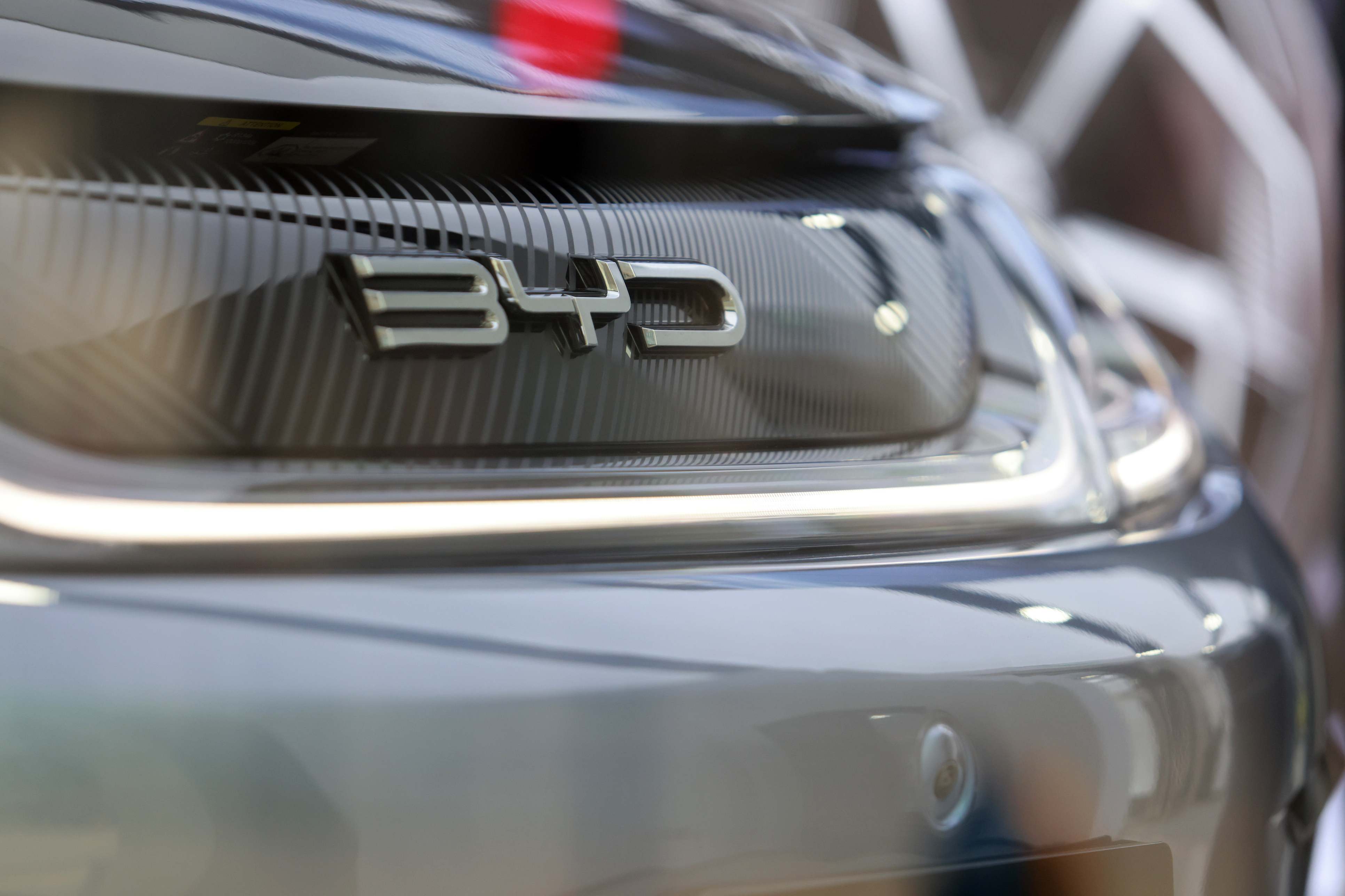 Logo de BYD sobre un modelo Dolphin | iStock