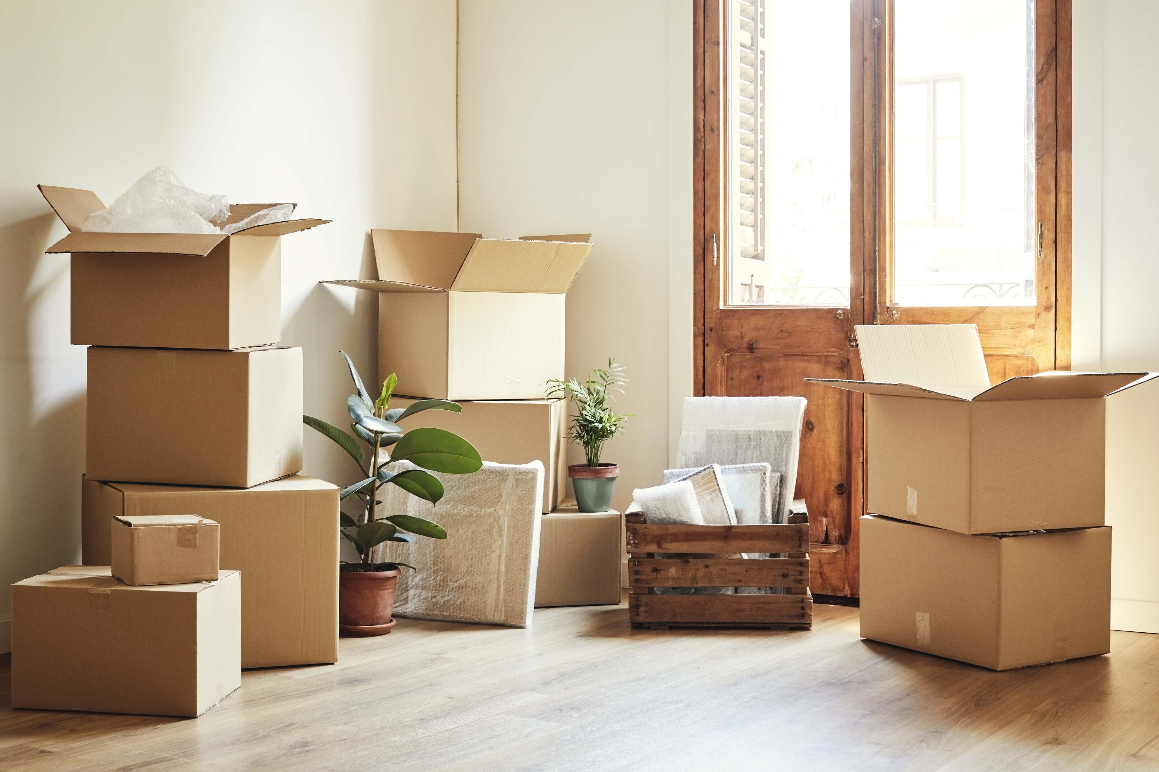 Cajas de mudanza en una casa