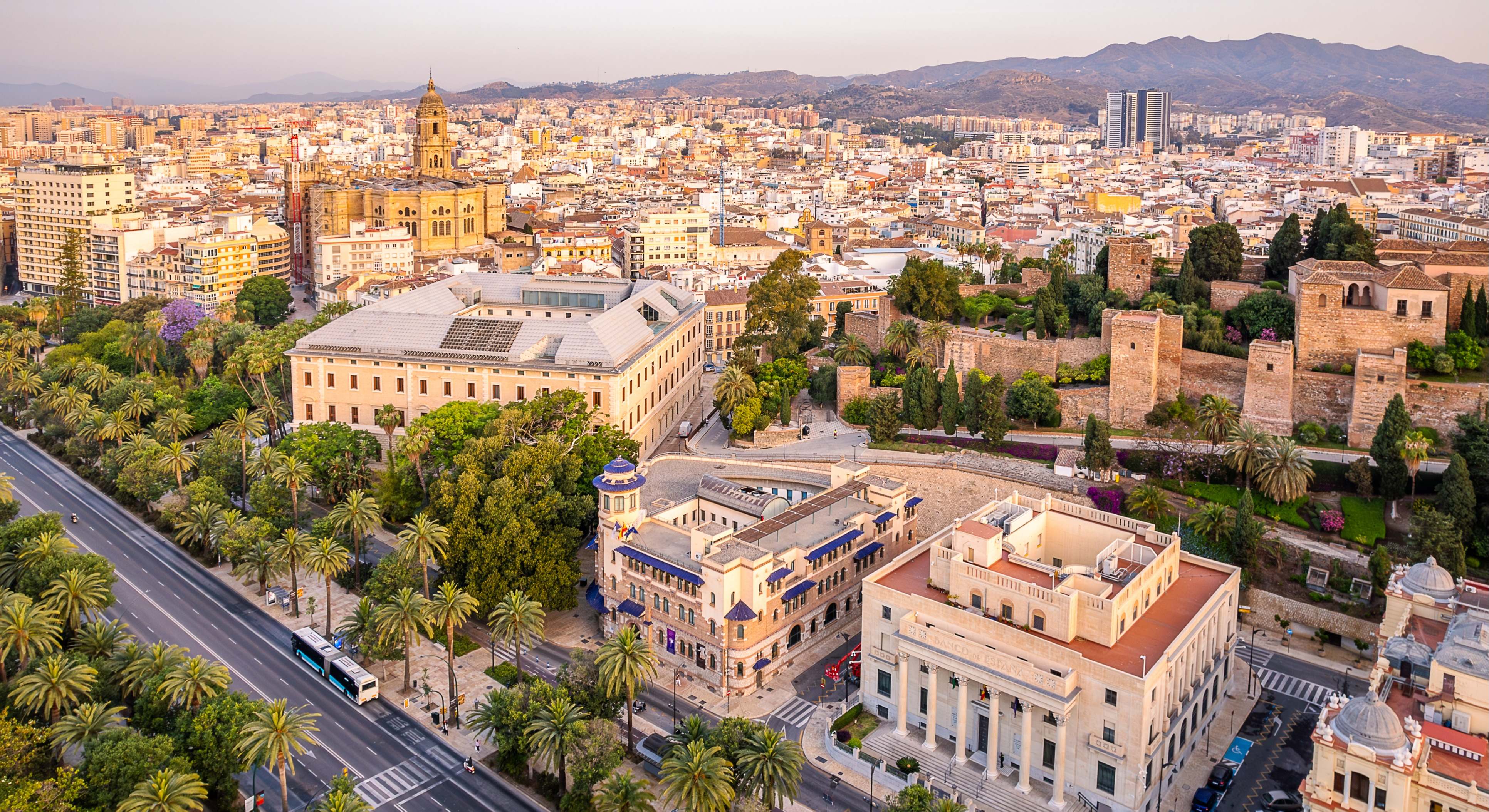 Aérea del horizonte del casco antiguo de Málaga