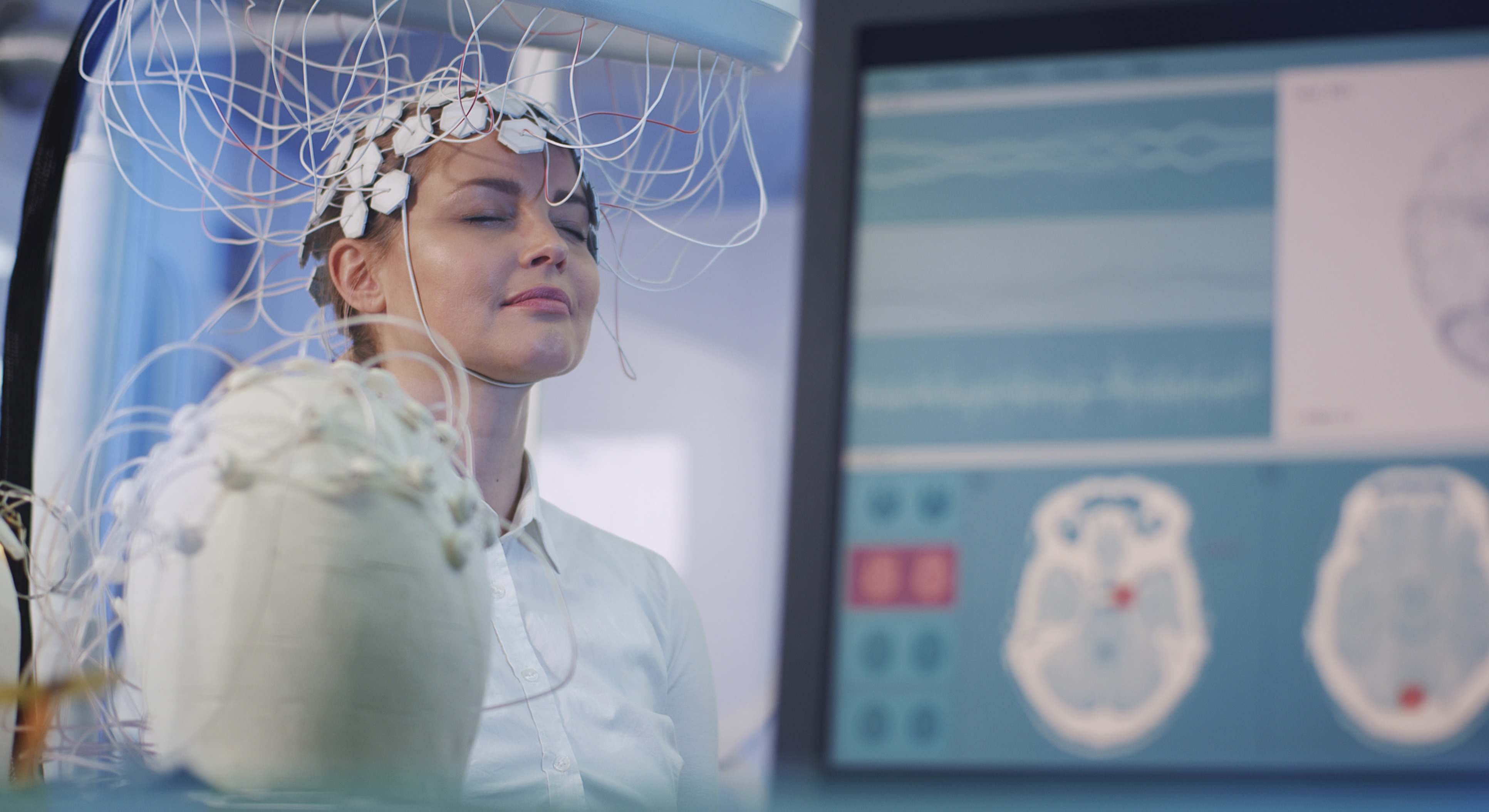Mujer con exploración de ondas cerebrales